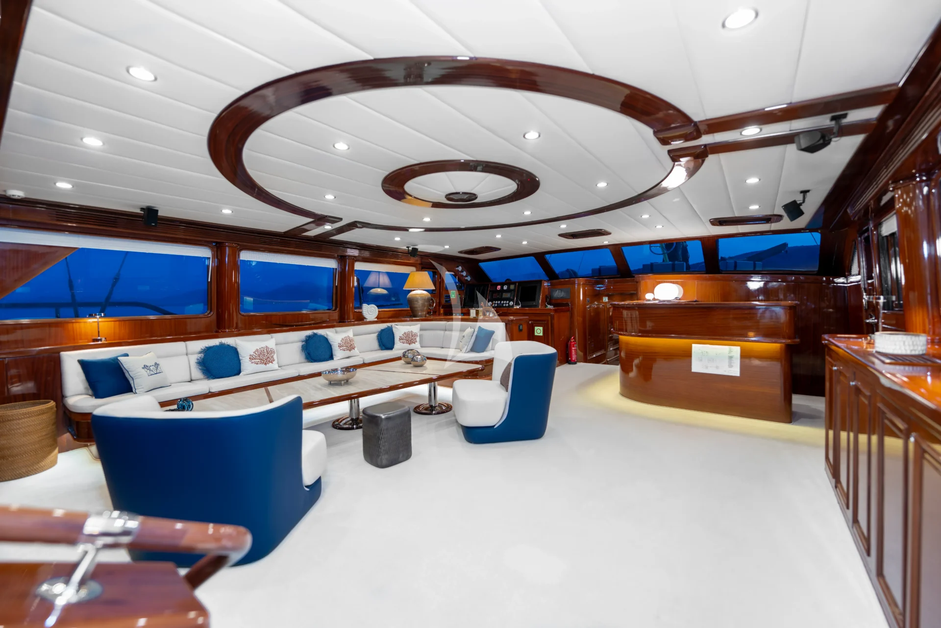 PERFORMANCE FEE Charter Yacht