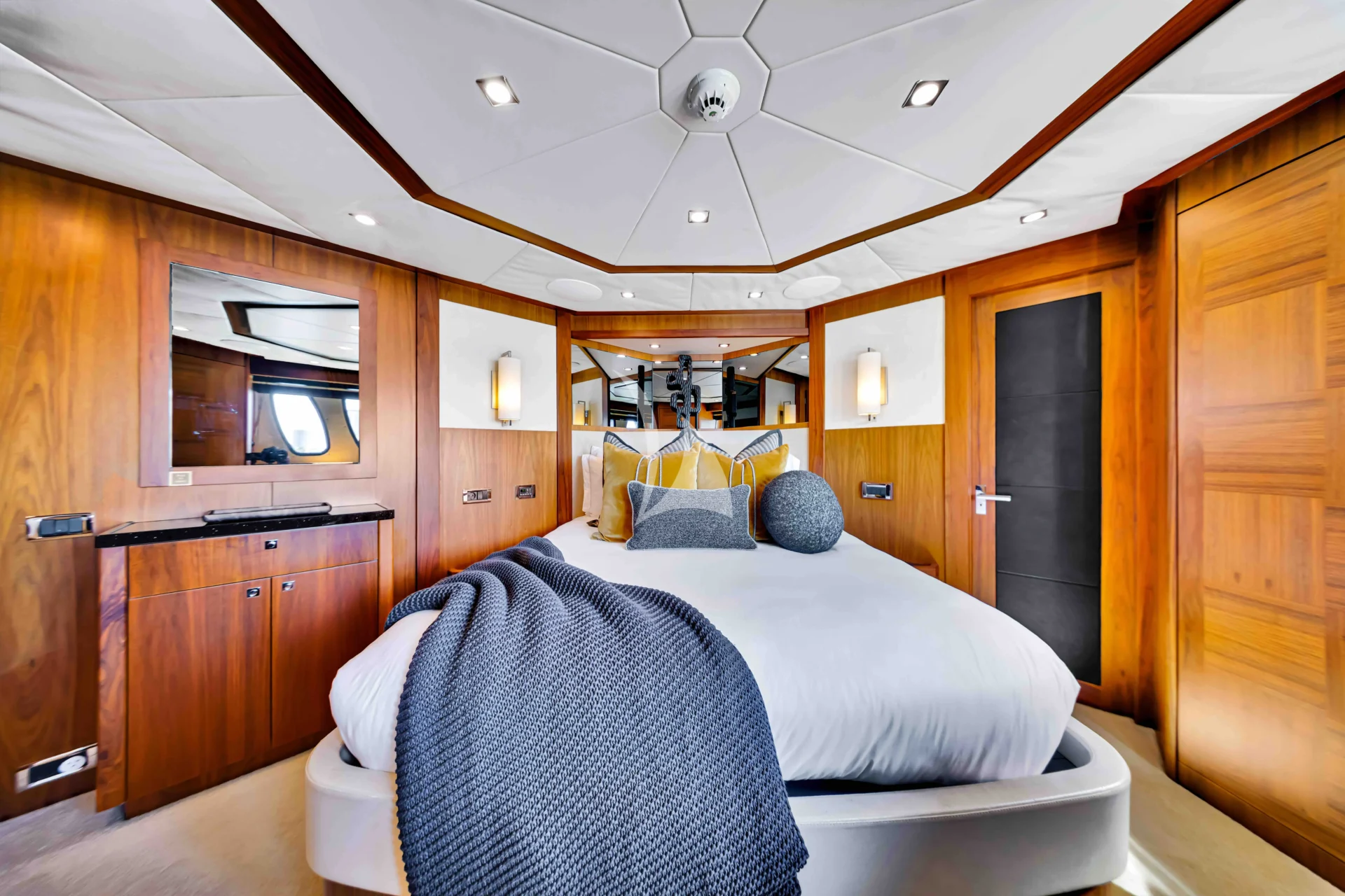 NATURAL 9 Charter Yacht