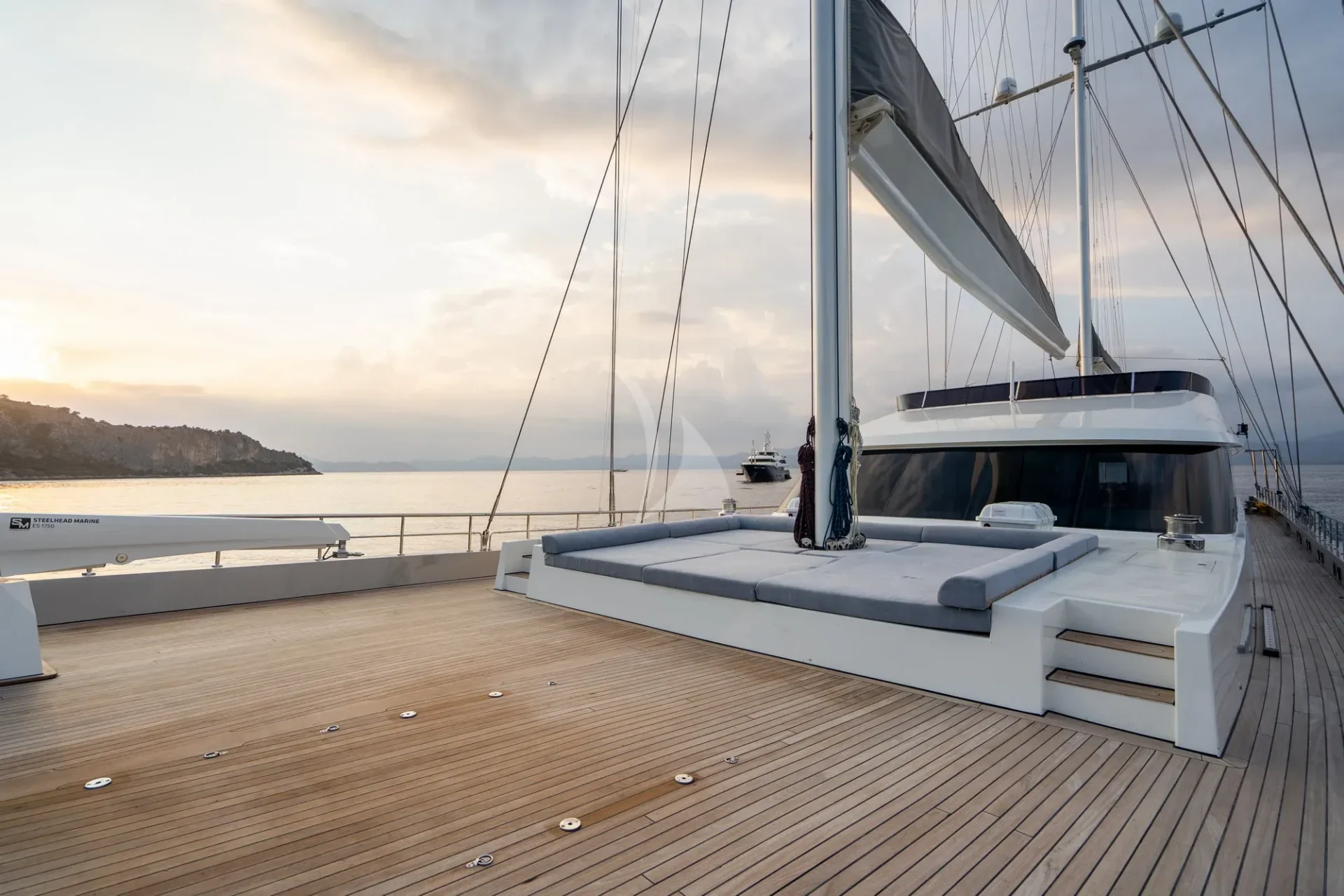 De Love Charter Yacht