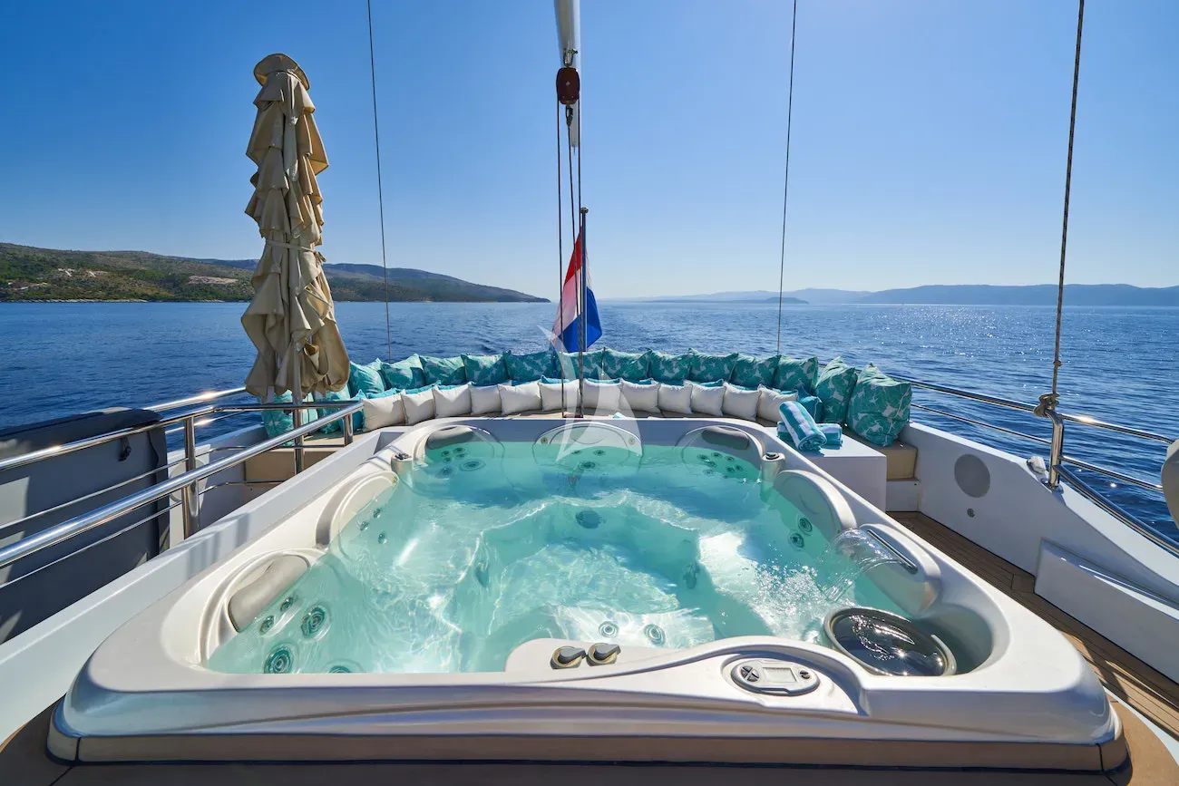 OMNIA Charter Yacht