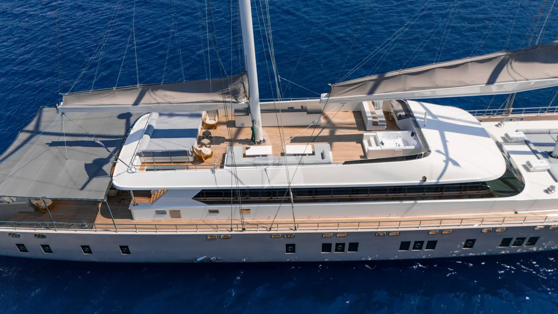 De Love Charter Yacht