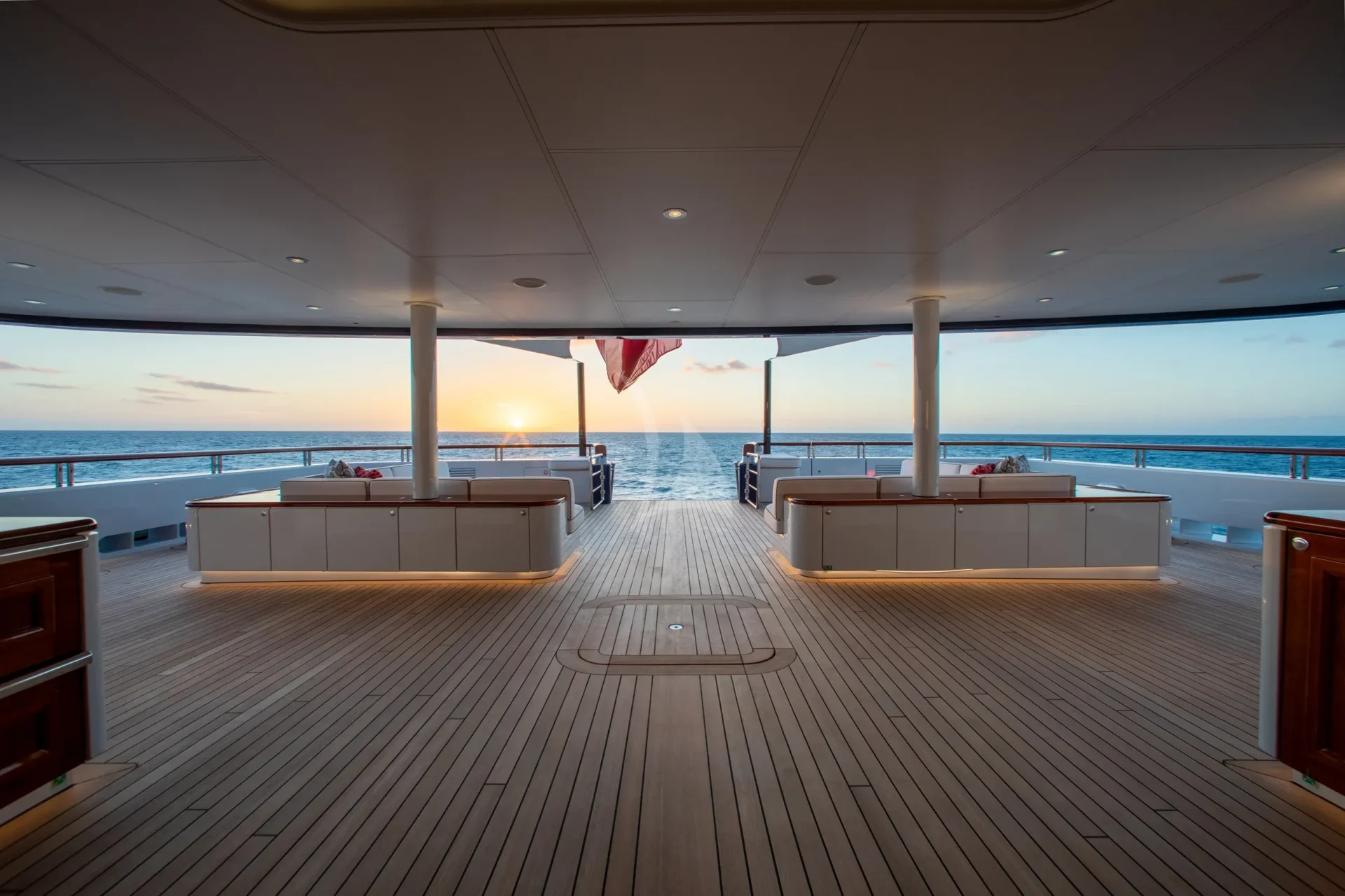 HUNTRESS Charter Yacht