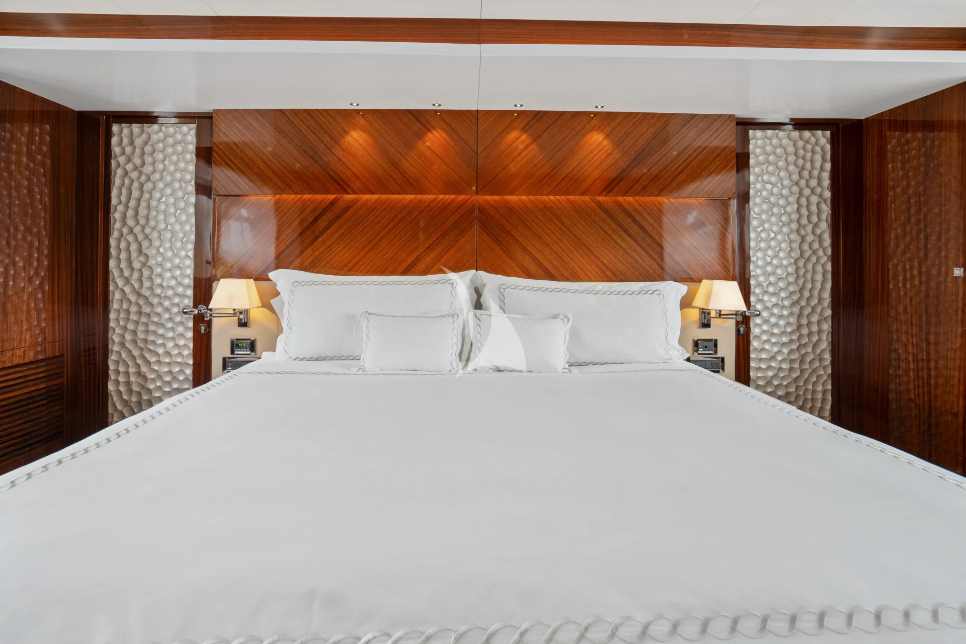 PILOT LOUNGE Charter Yacht