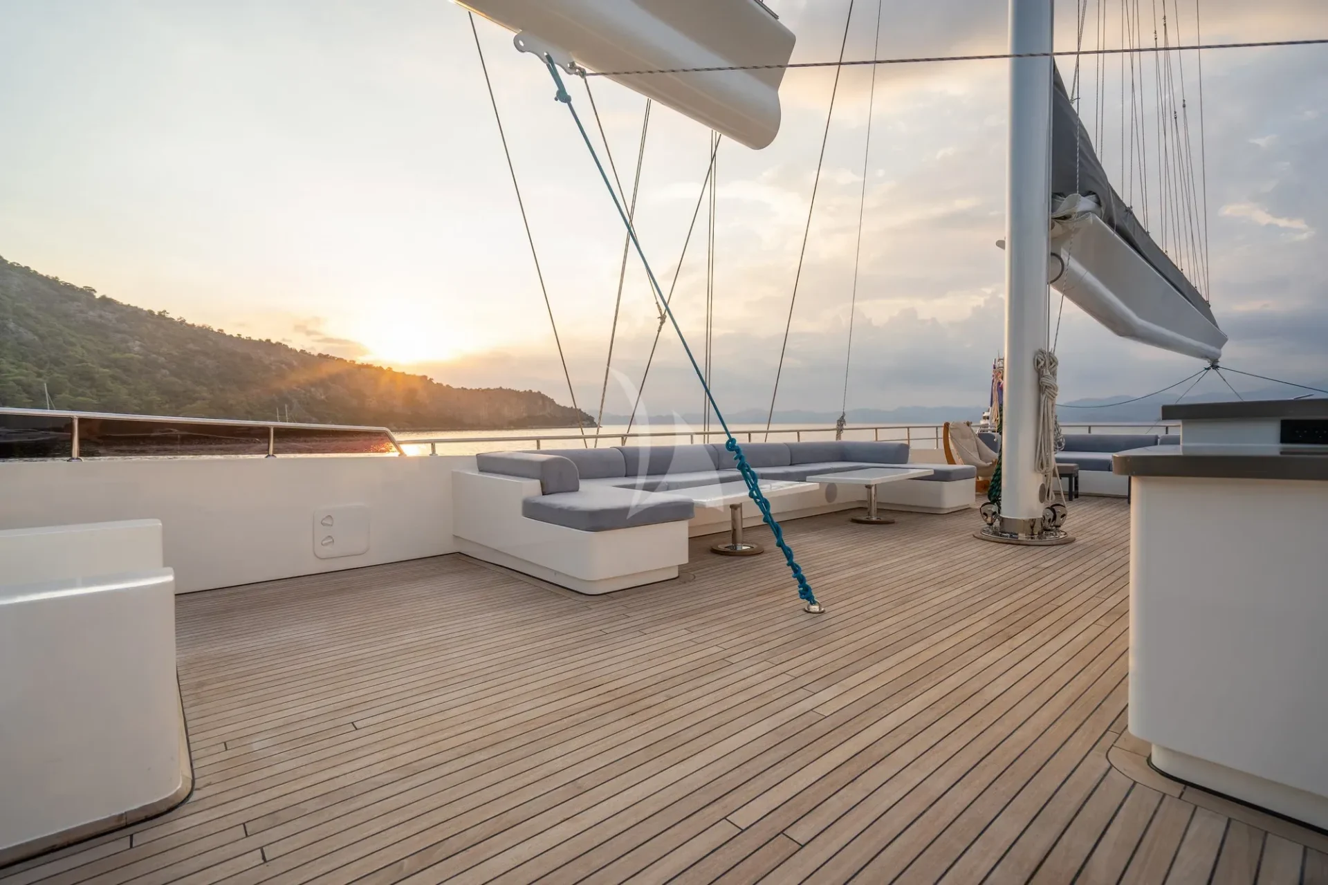 De Love Charter Yacht
