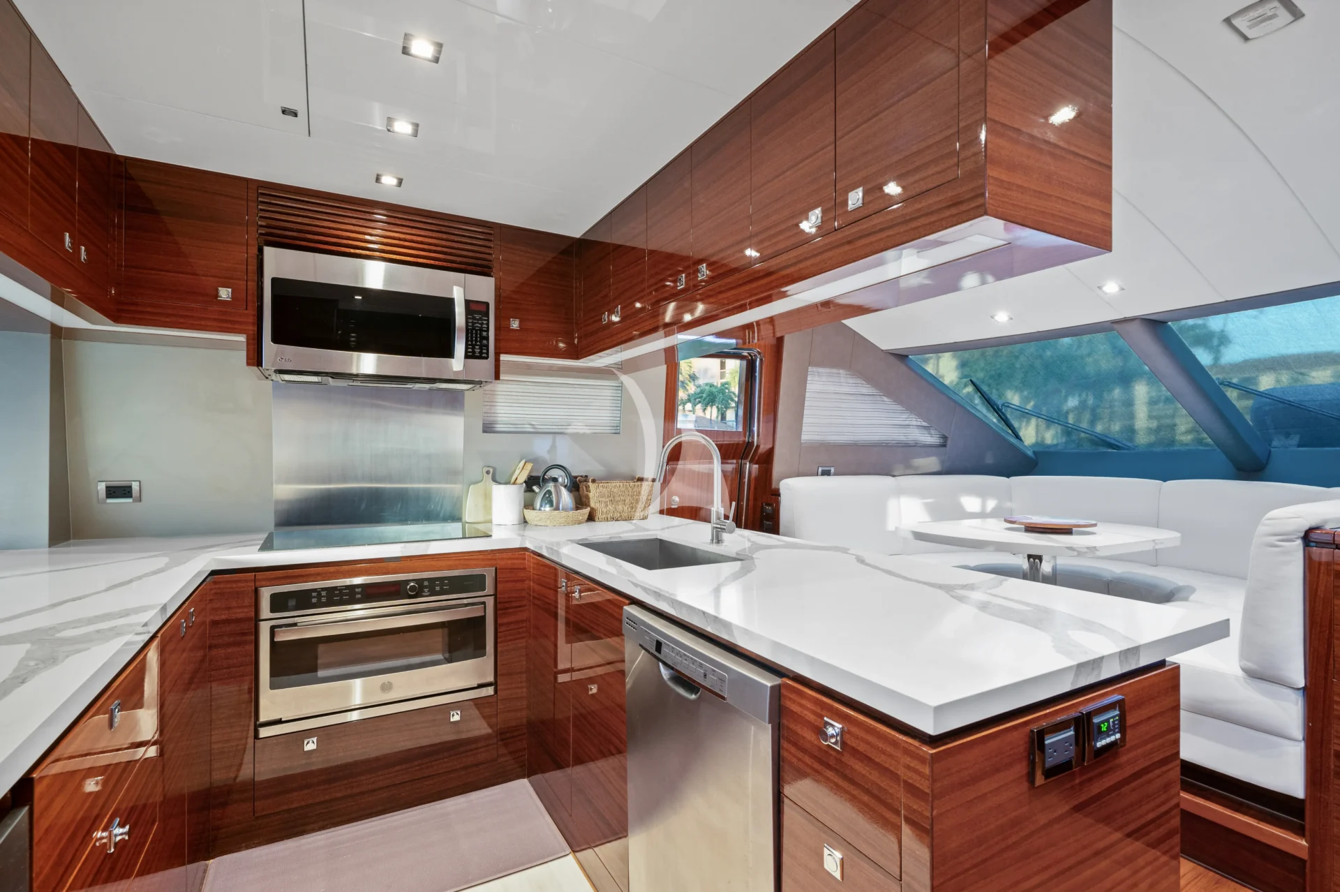PILOT LOUNGE Charter Yacht