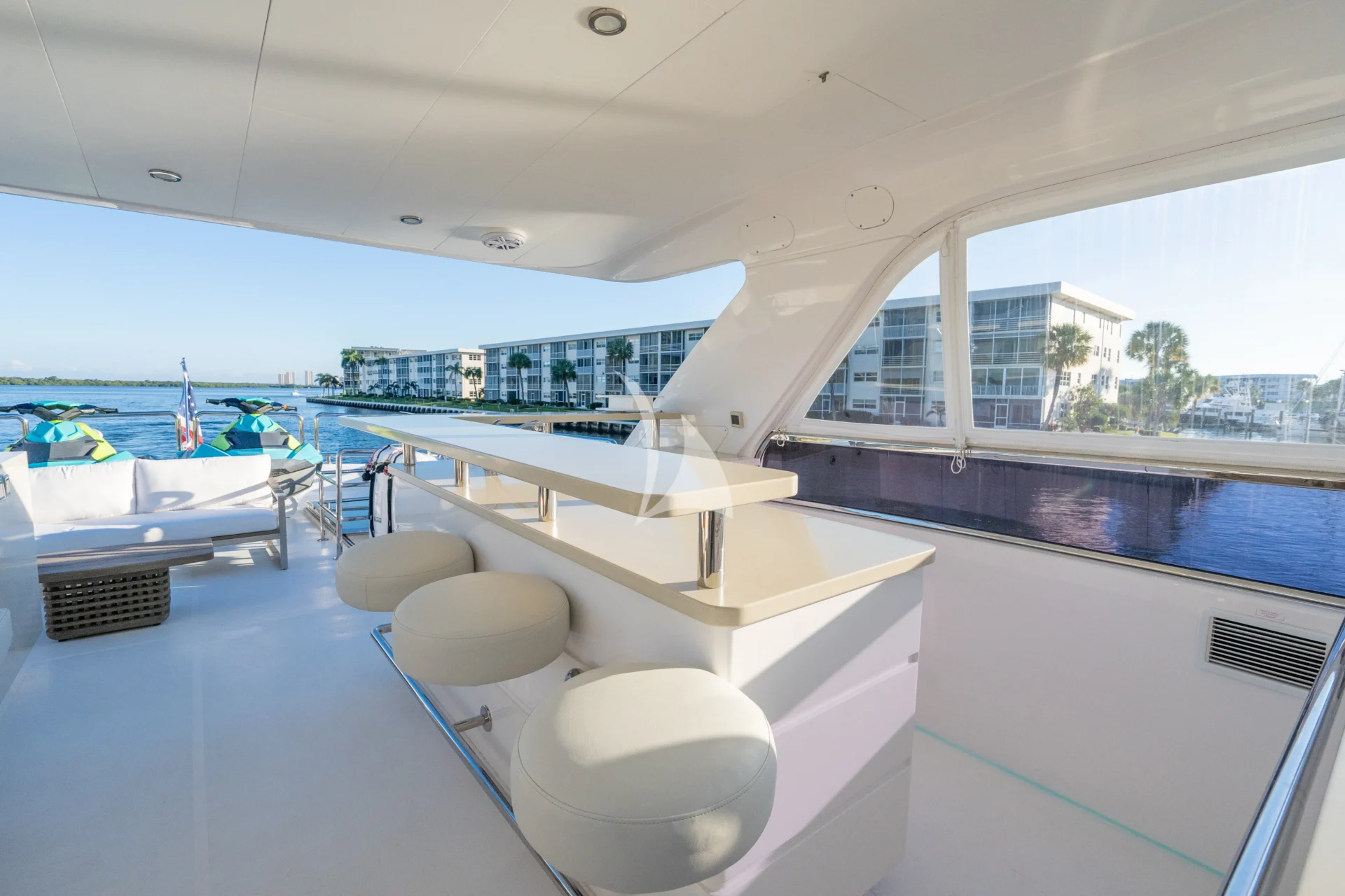 PILOT LOUNGE Charter Yacht