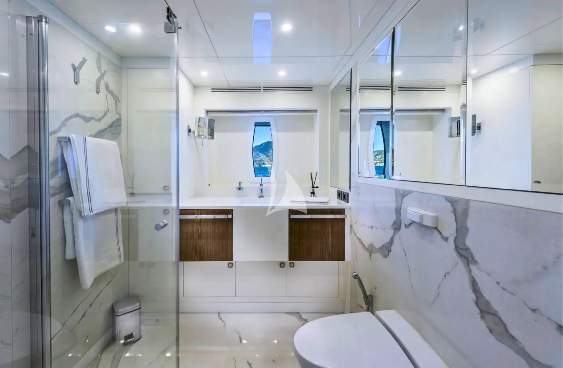 LIQUID SKY Charter Yacht