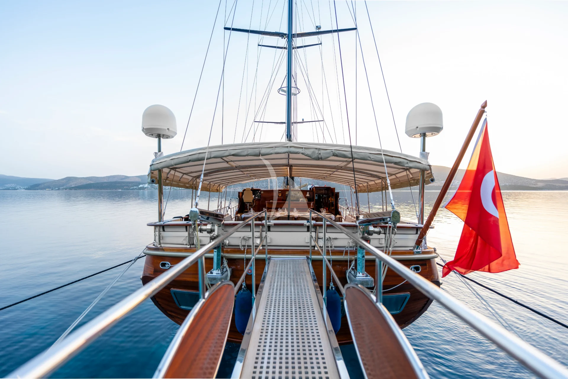PERFORMANCE FEE Charter Yacht