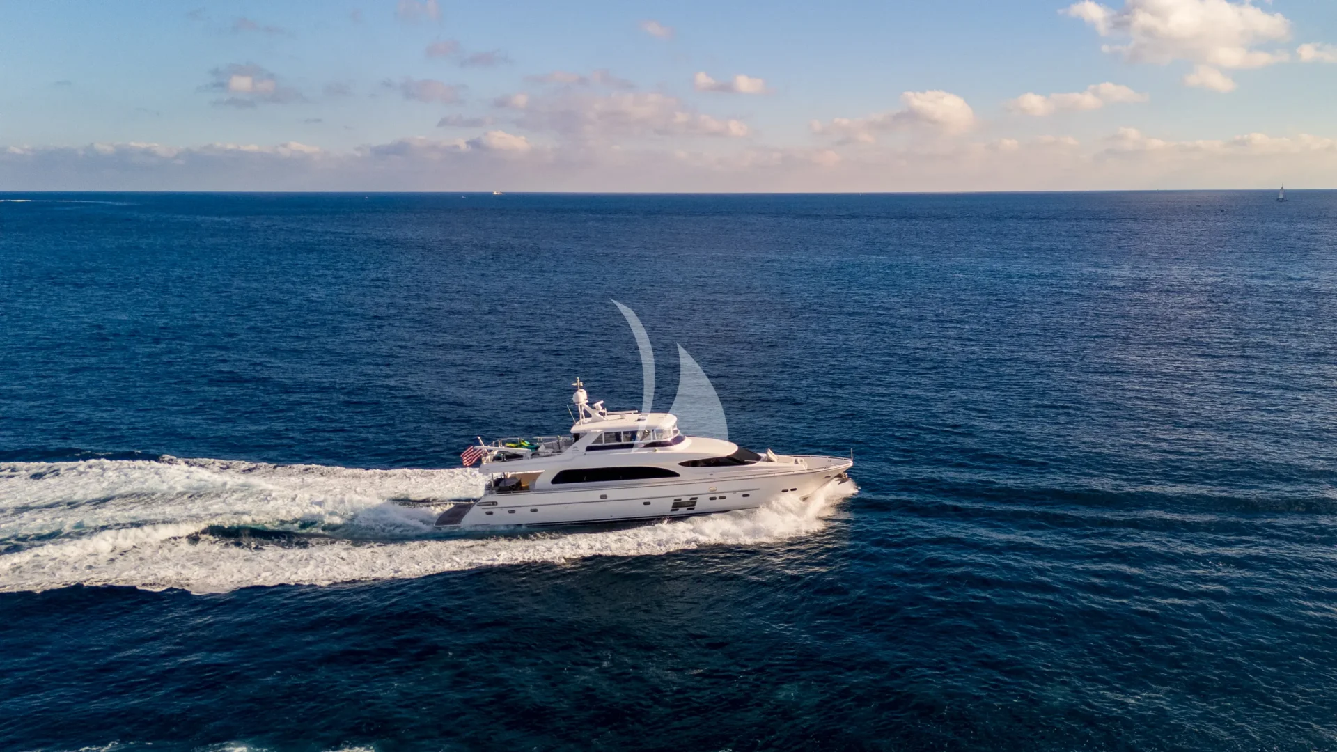 PILOT LOUNGE Charter Yacht