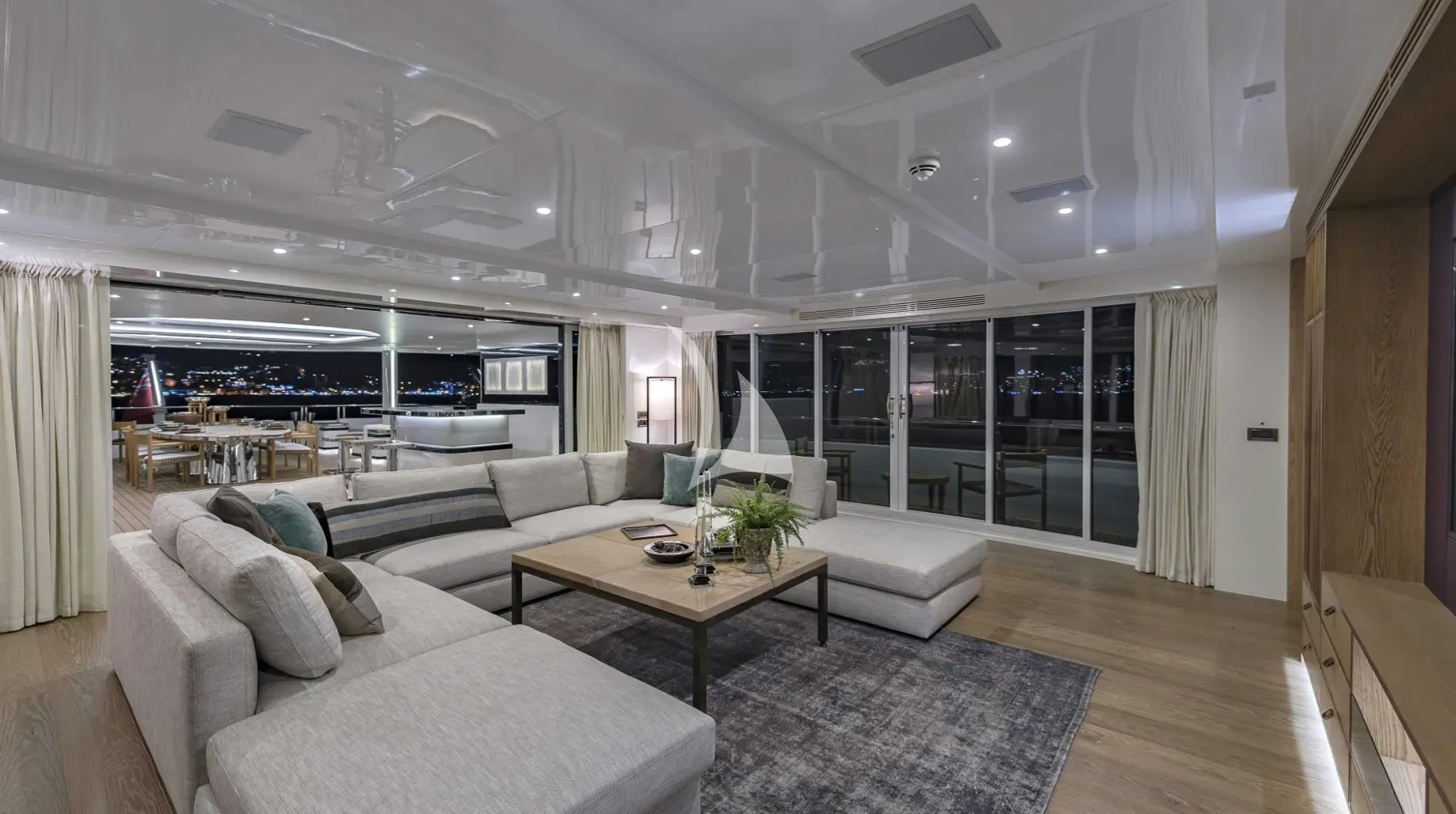 LIQUID SKY Charter Yacht