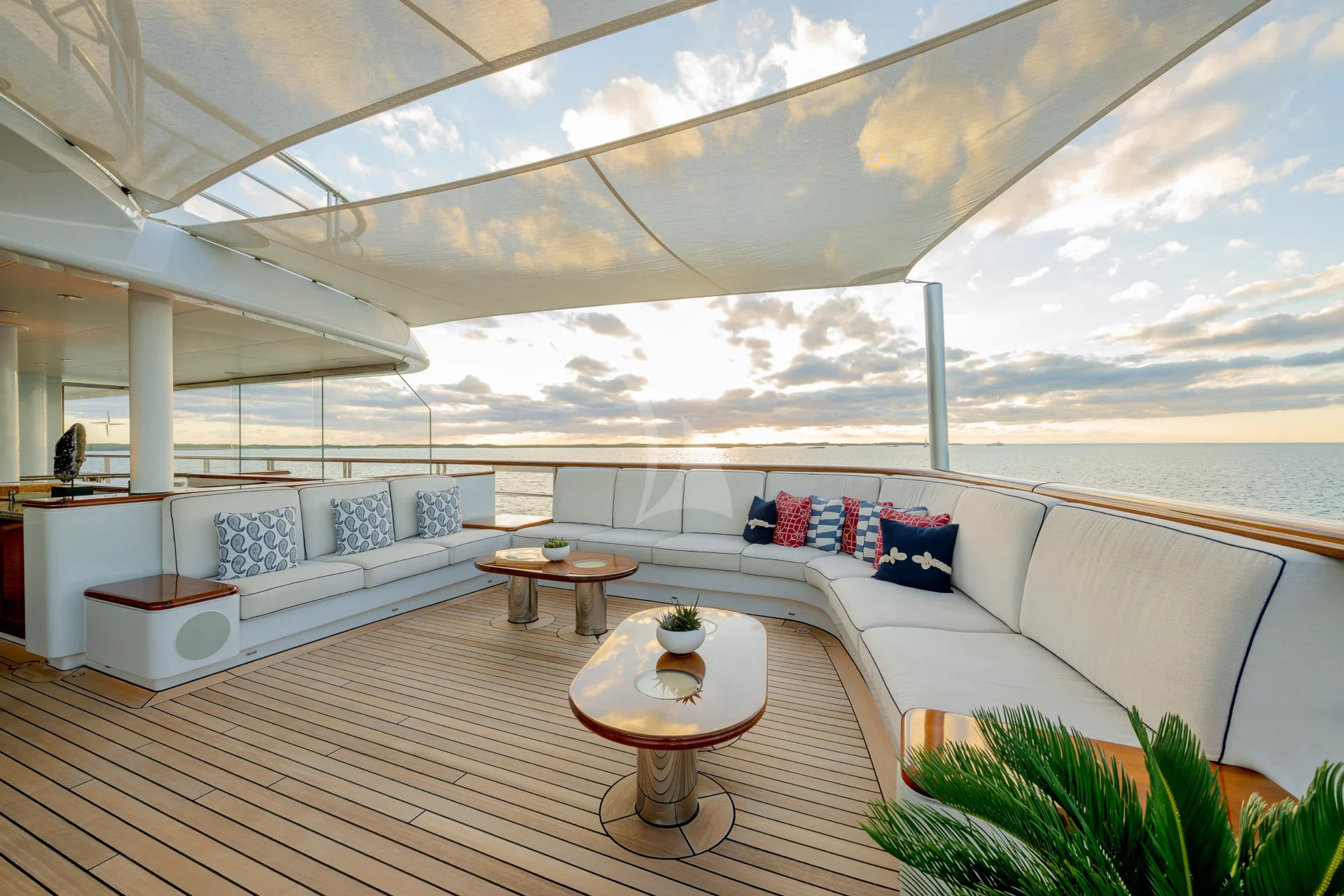 HUNTRESS Charter Yacht