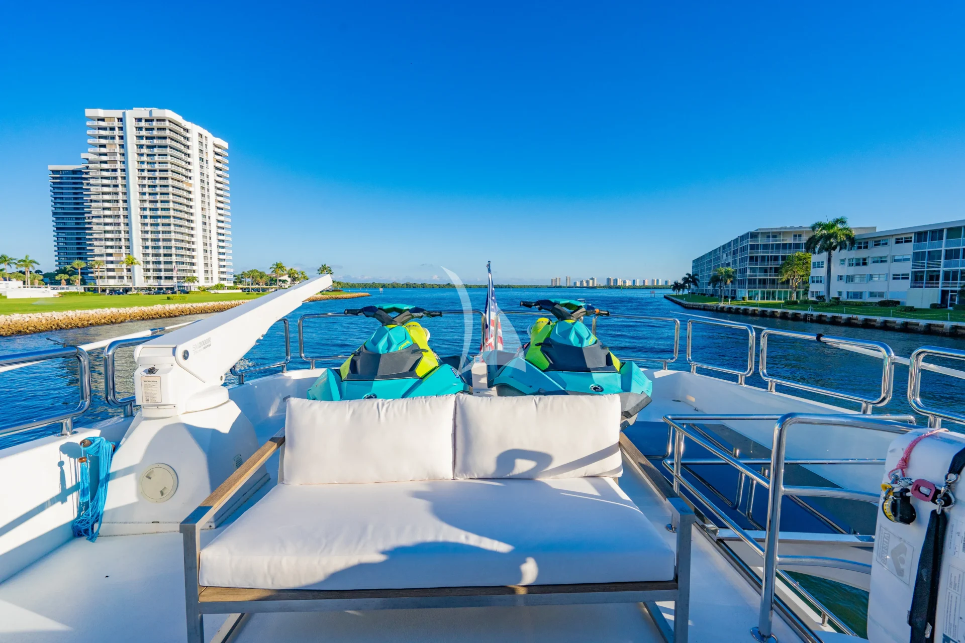 PILOT LOUNGE Charter Yacht