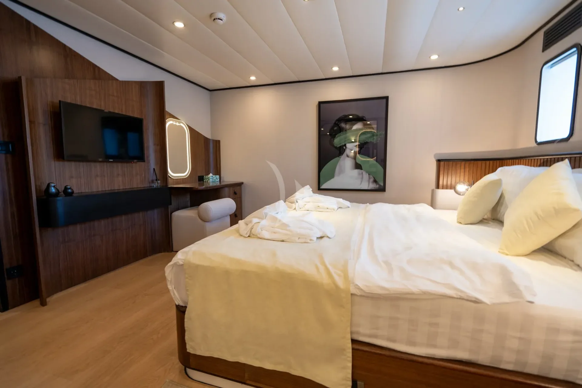 De Love Charter Yacht