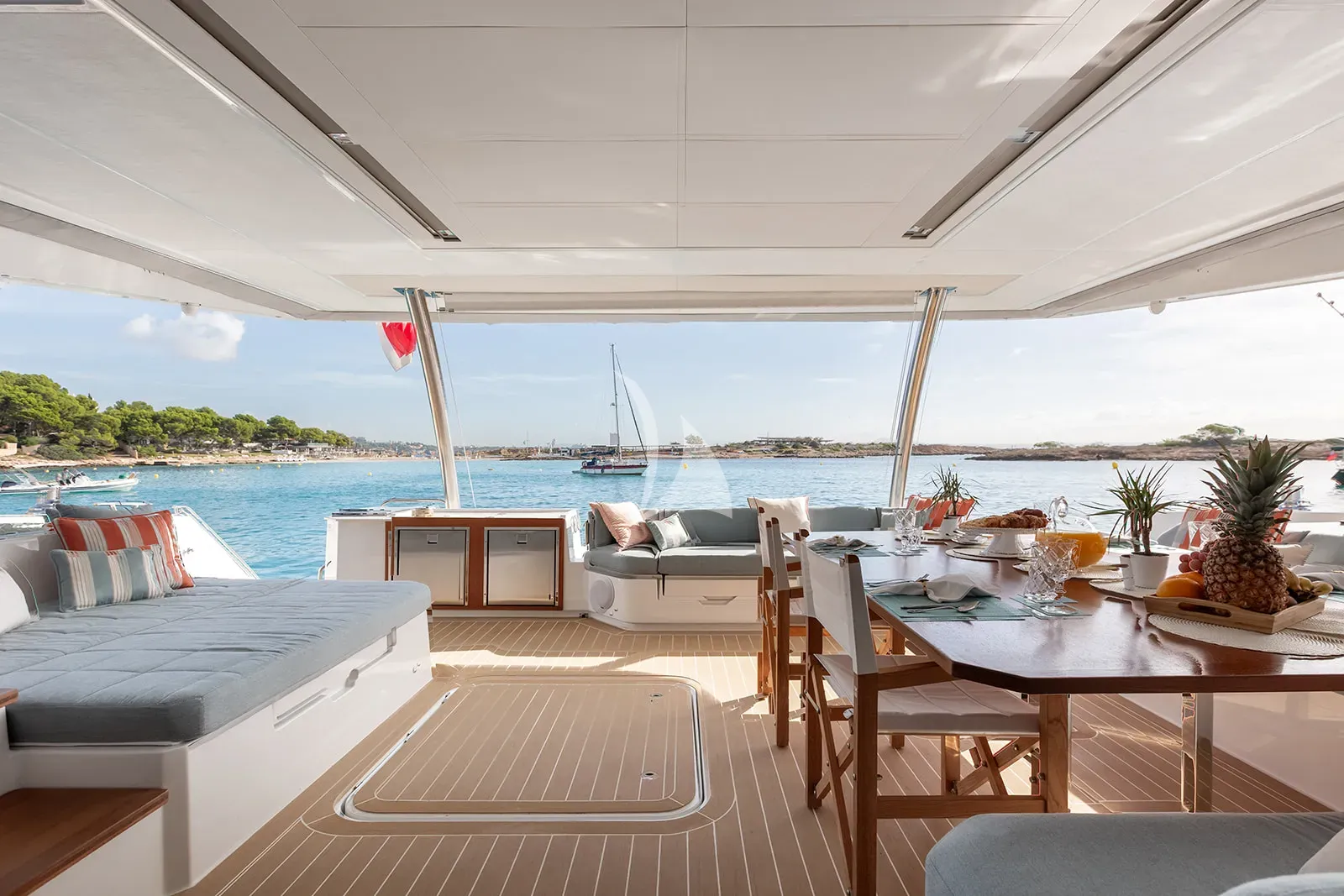 VAGATOR Charter Yacht