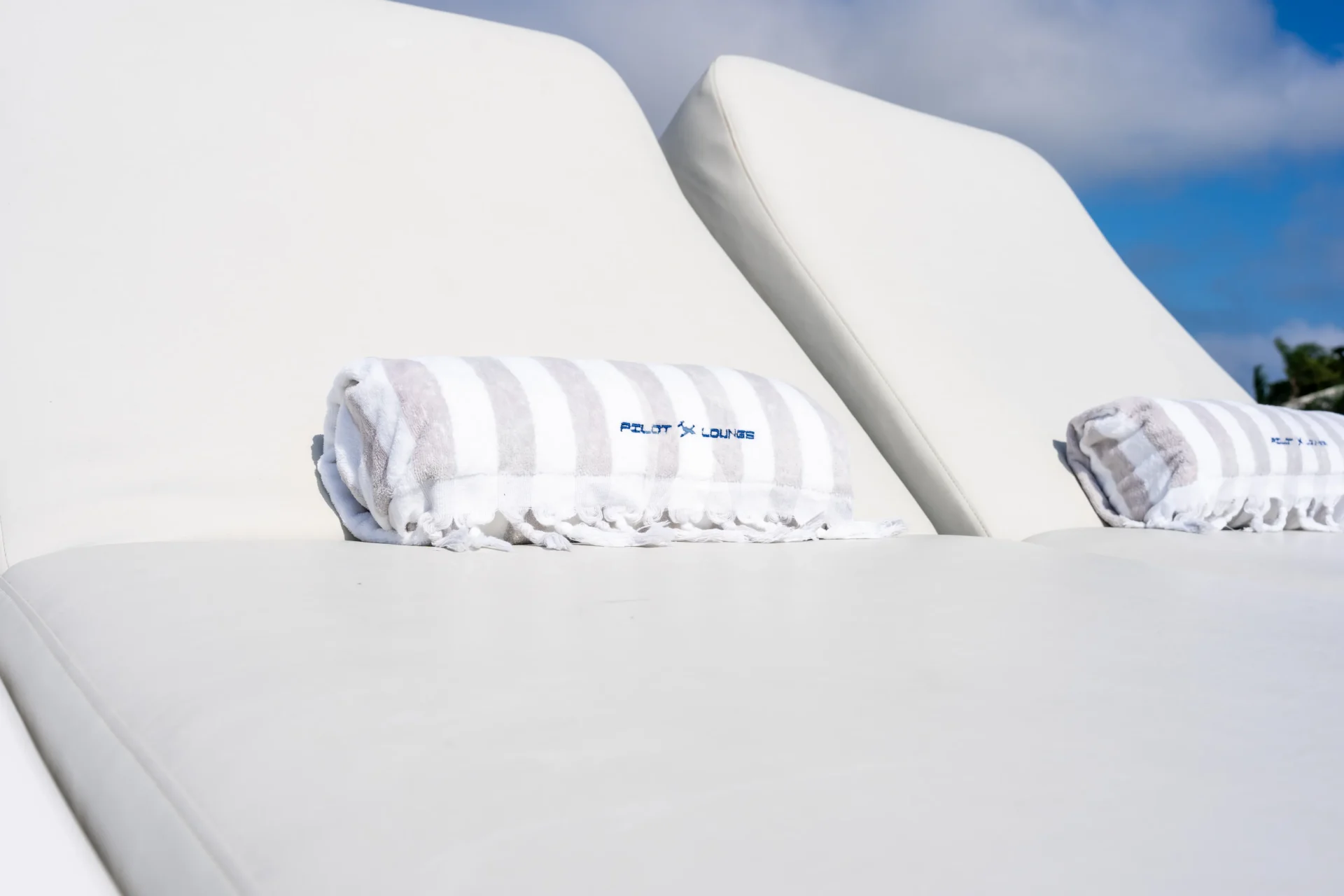 PILOT LOUNGE Charter Yacht