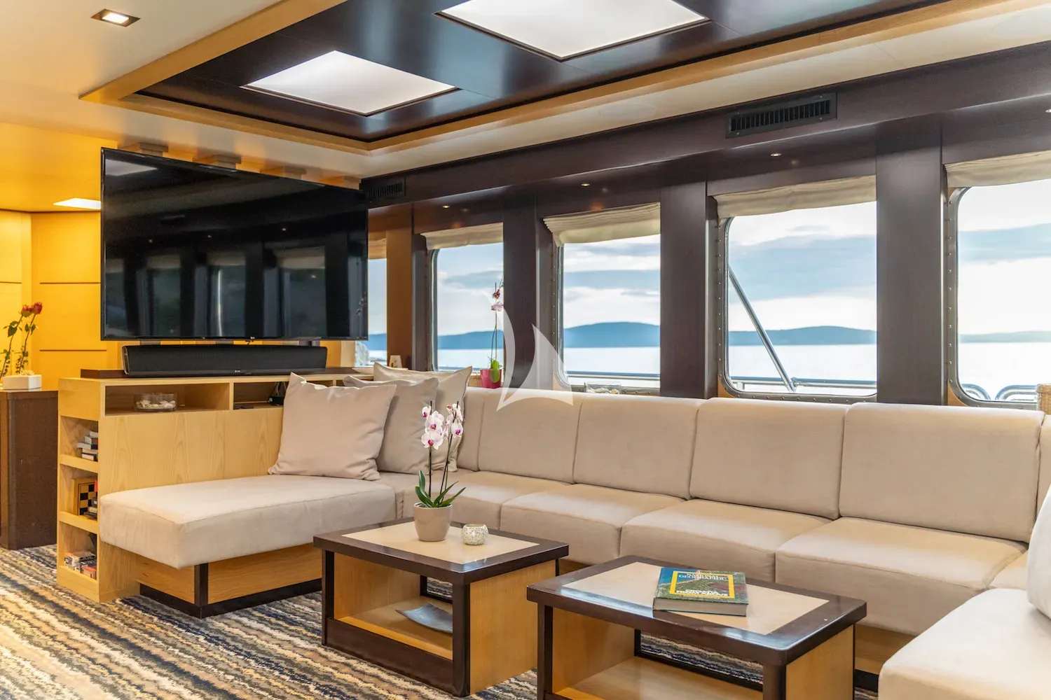 NAVILUX Charter Yacht