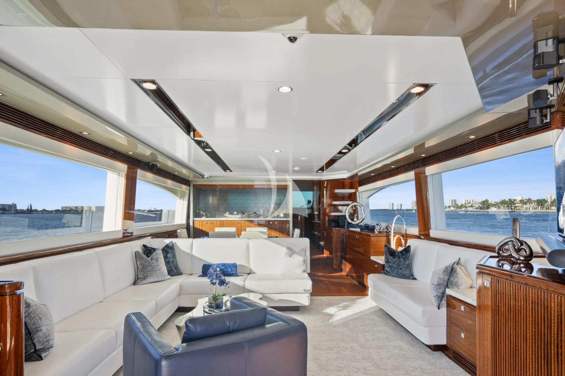 PILOT LOUNGE Charter Yacht