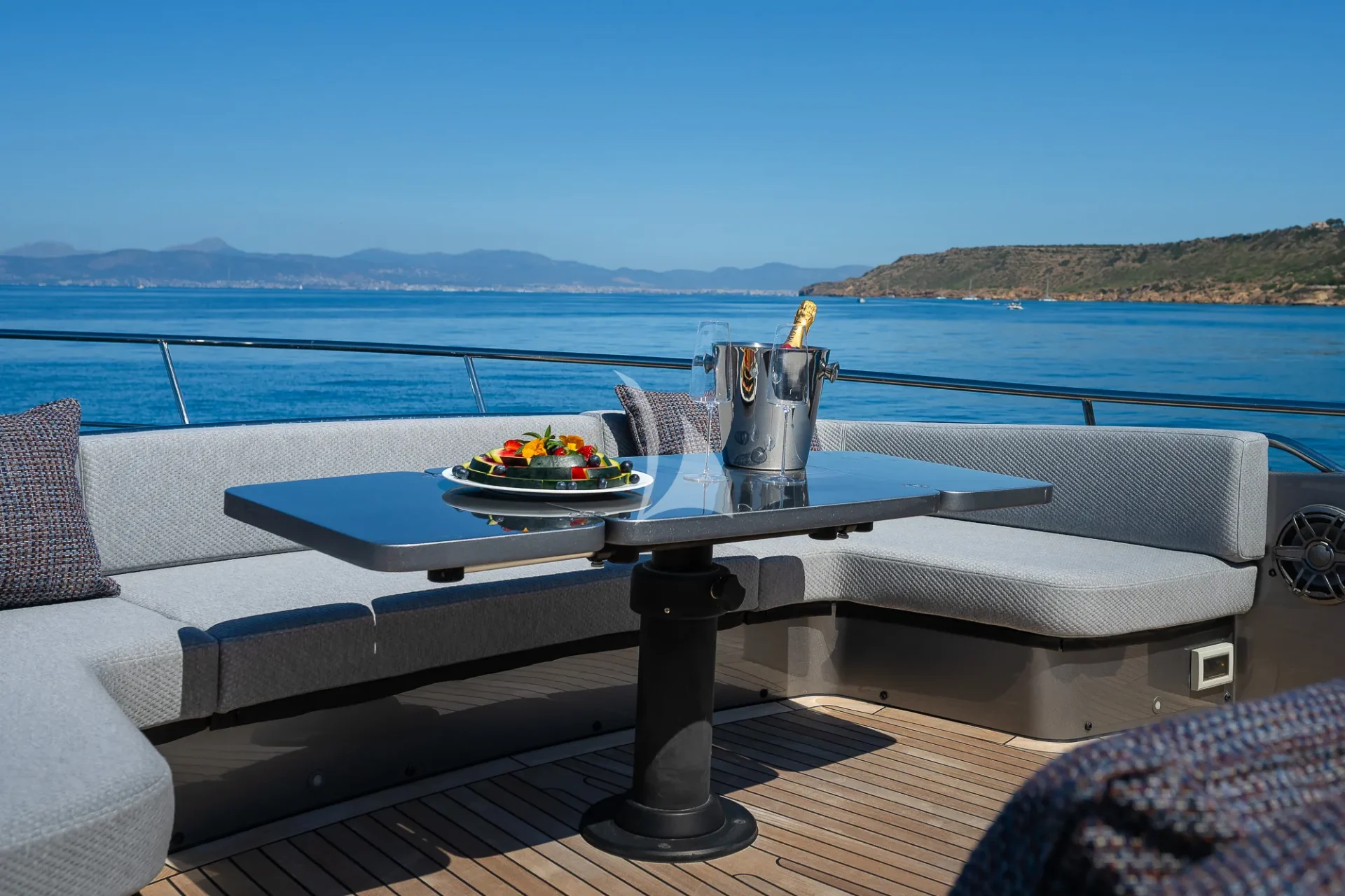 EL MACANN Charter Yacht