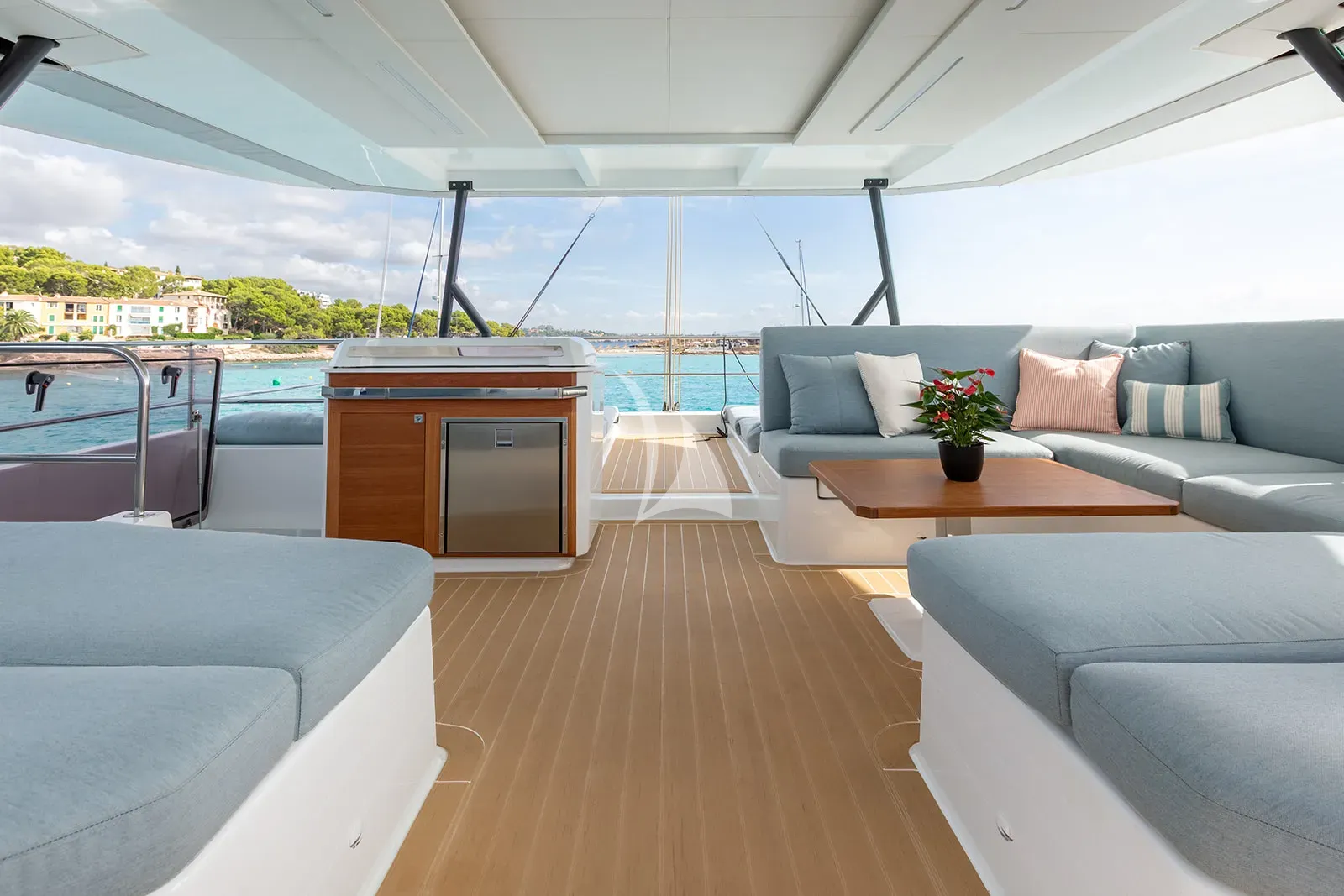 VAGATOR Charter Yacht