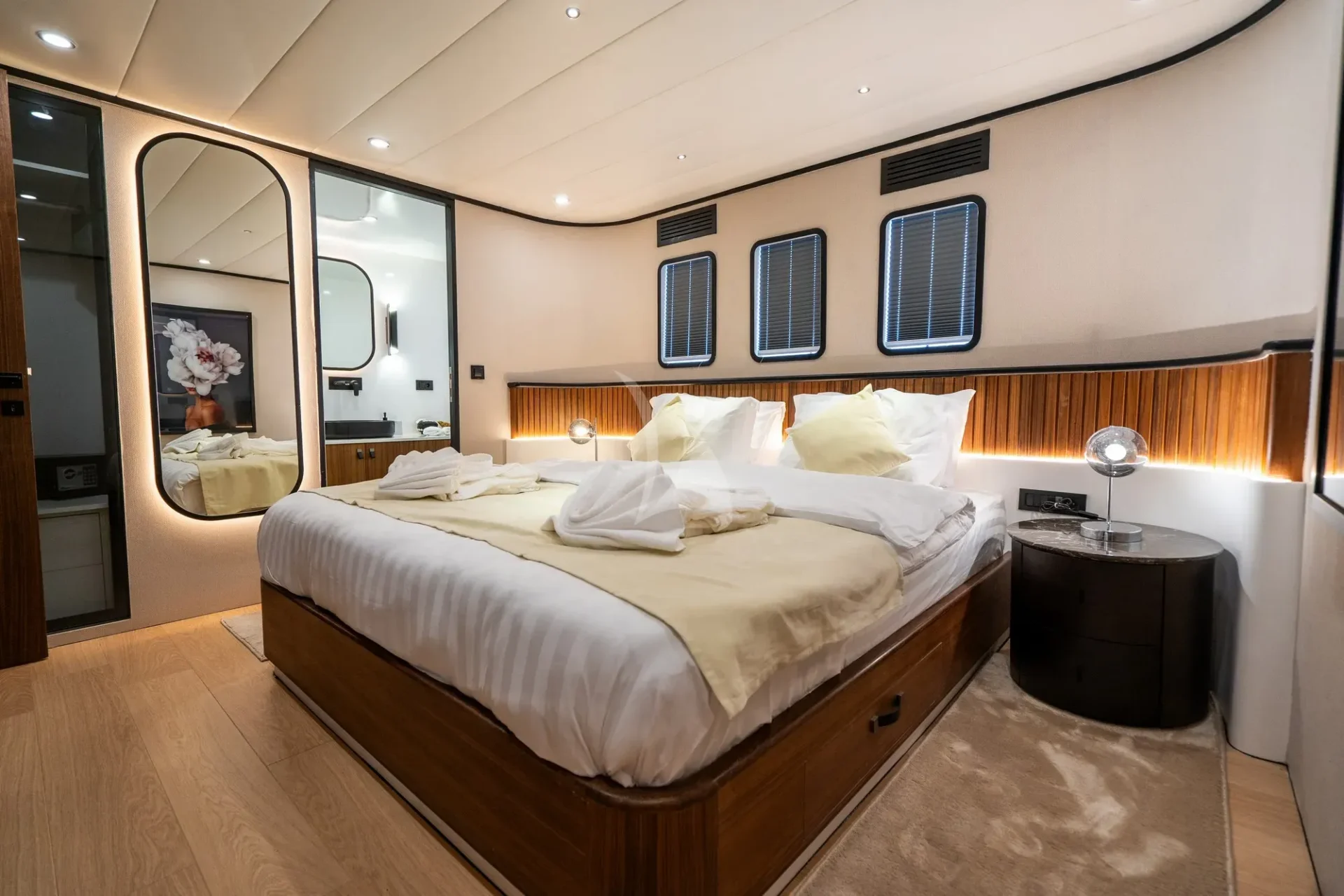 De Love Charter Yacht
