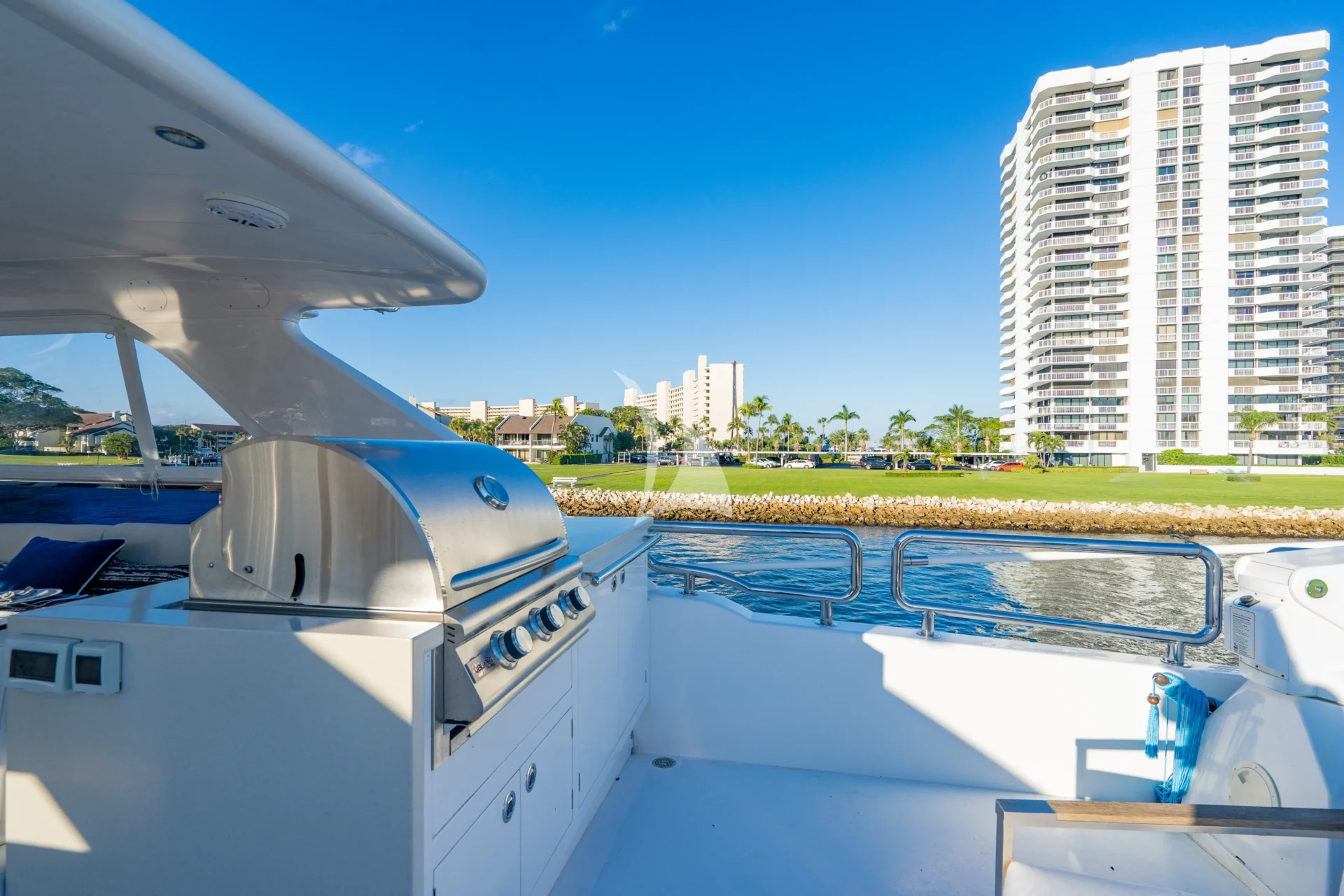 PILOT LOUNGE Charter Yacht