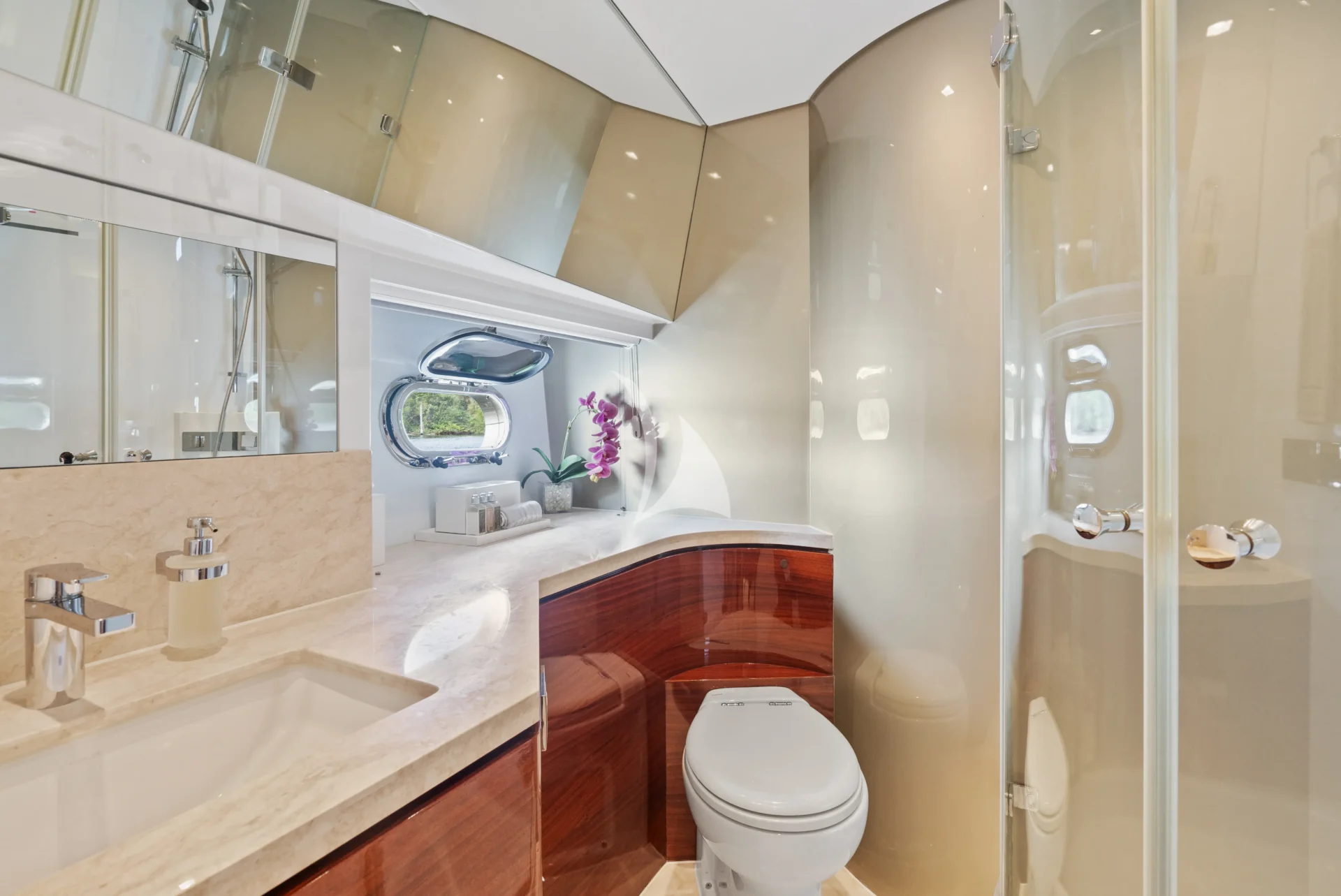 PILOT LOUNGE Charter Yacht