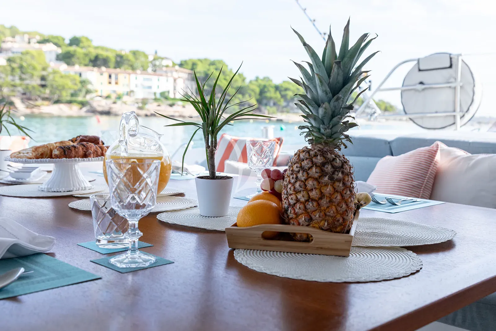 VAGATOR Charter Yacht