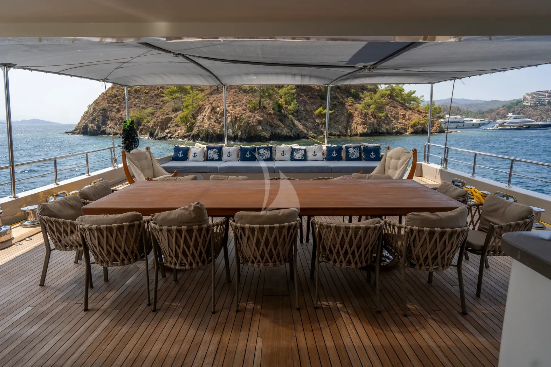 De Love Charter Yacht