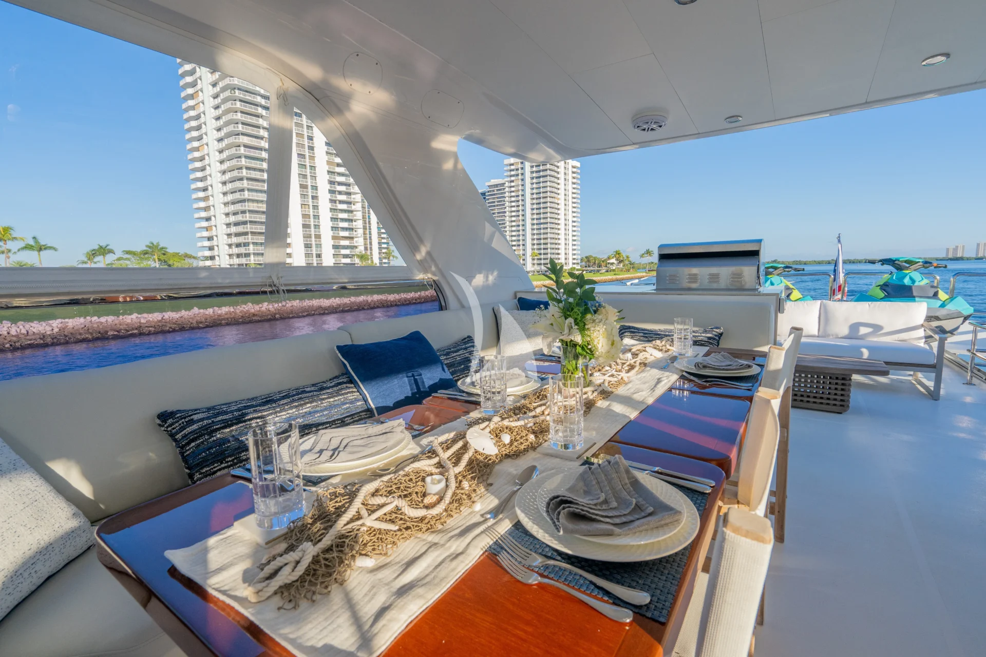PILOT LOUNGE Charter Yacht