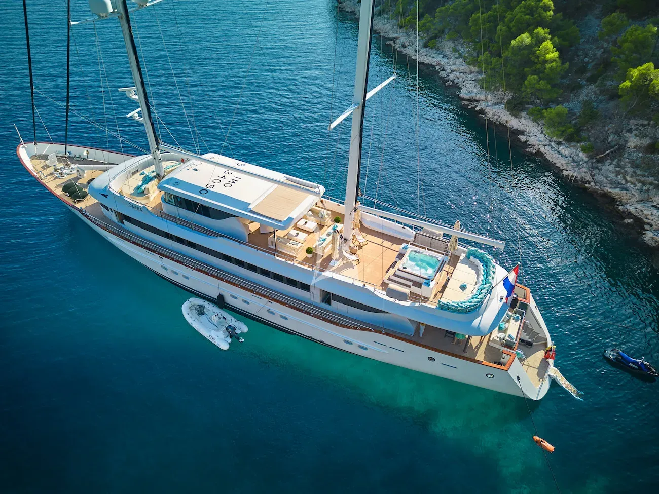 OMNIA Charter Yacht