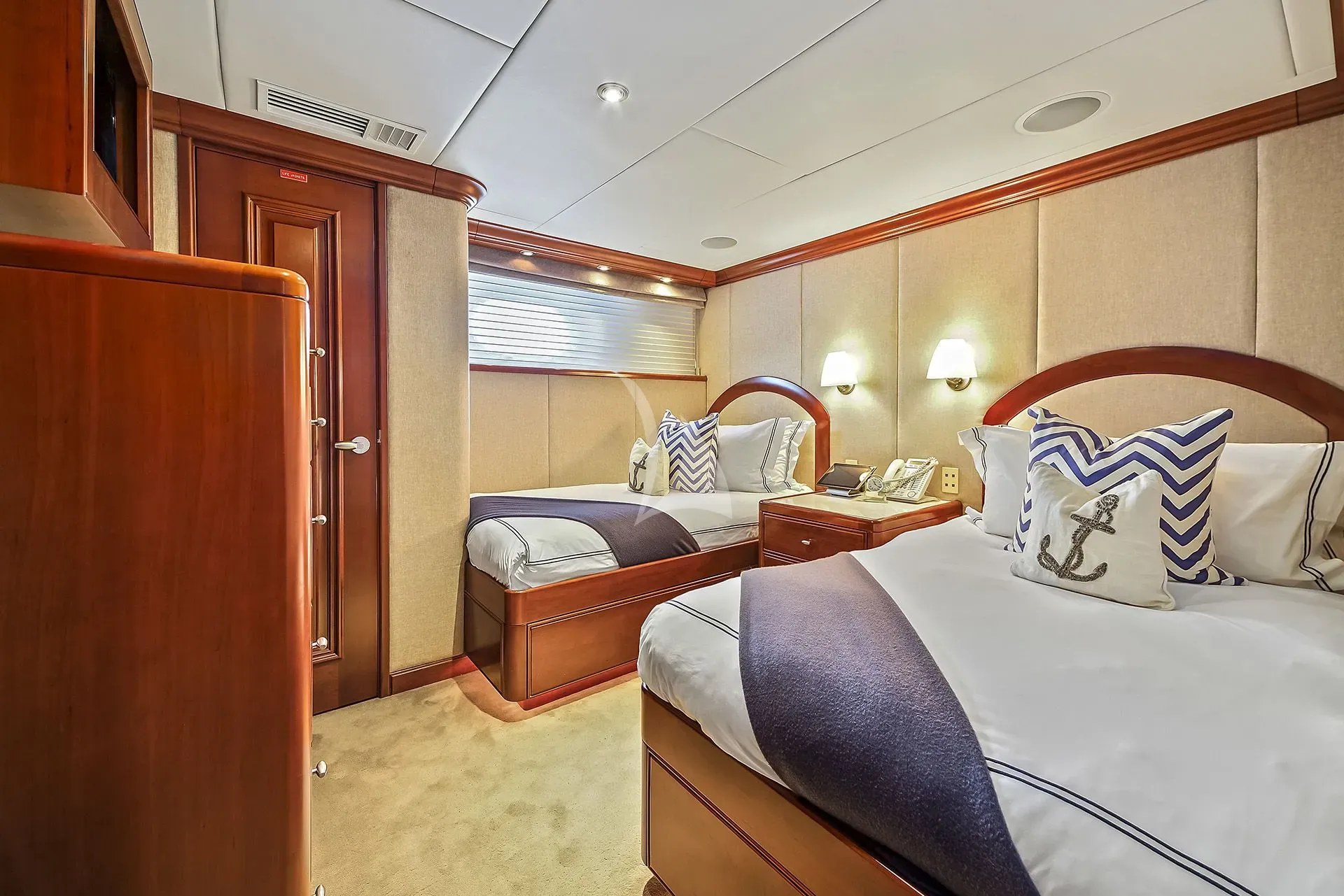 ARTEMIS Charter Yacht