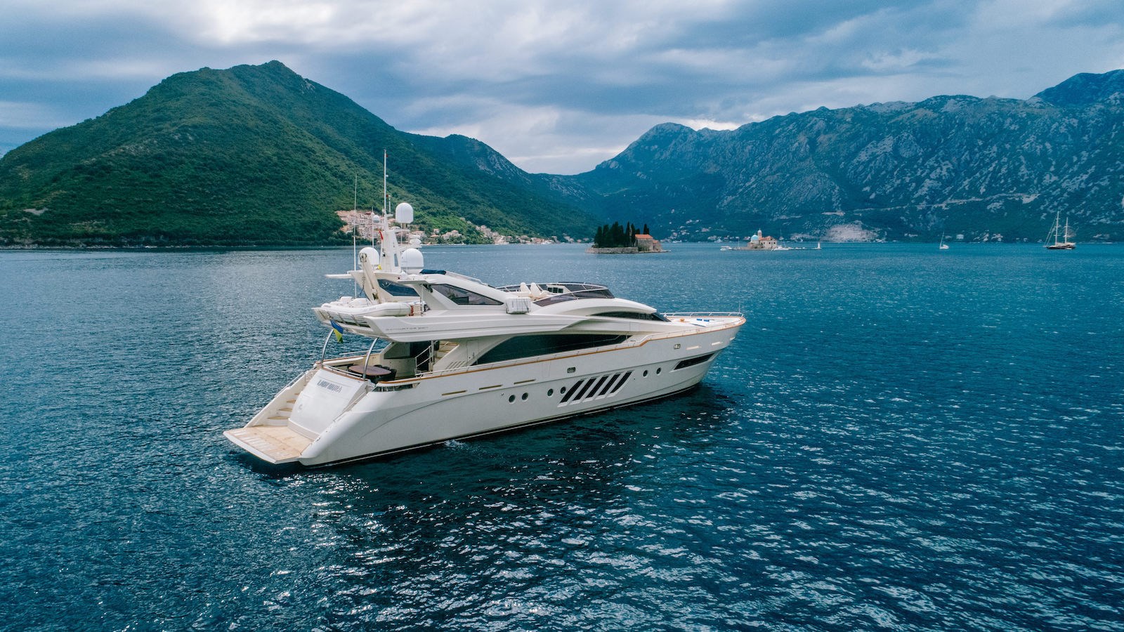 Dominator Motor Yacht LADY MURA For Sale