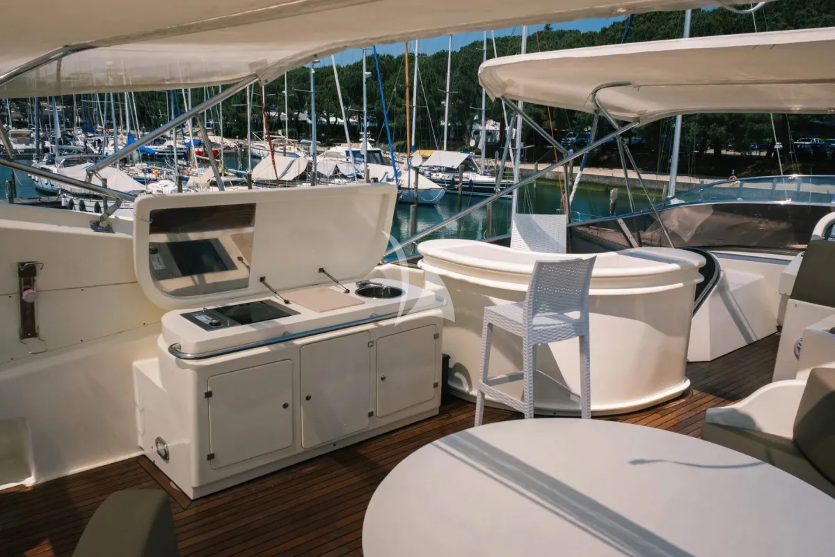 MAGIC SIX Charter Yacht