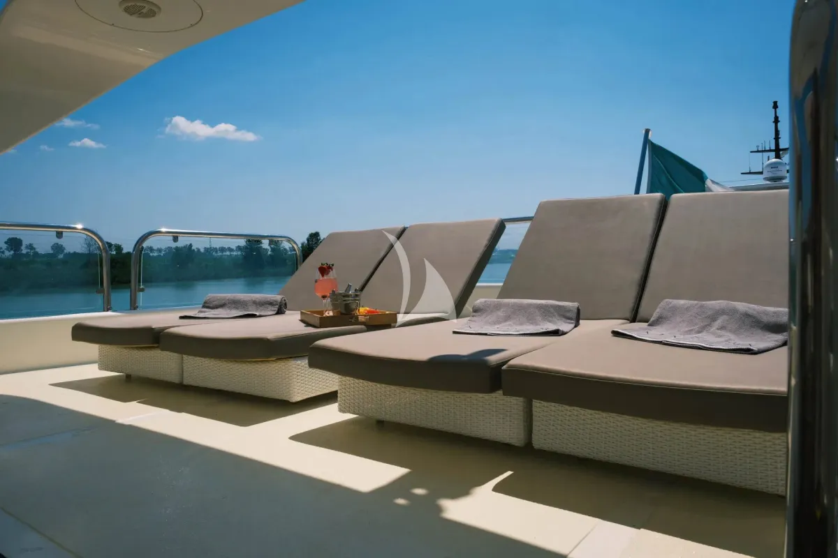 MAGIC SIX Charter Yacht