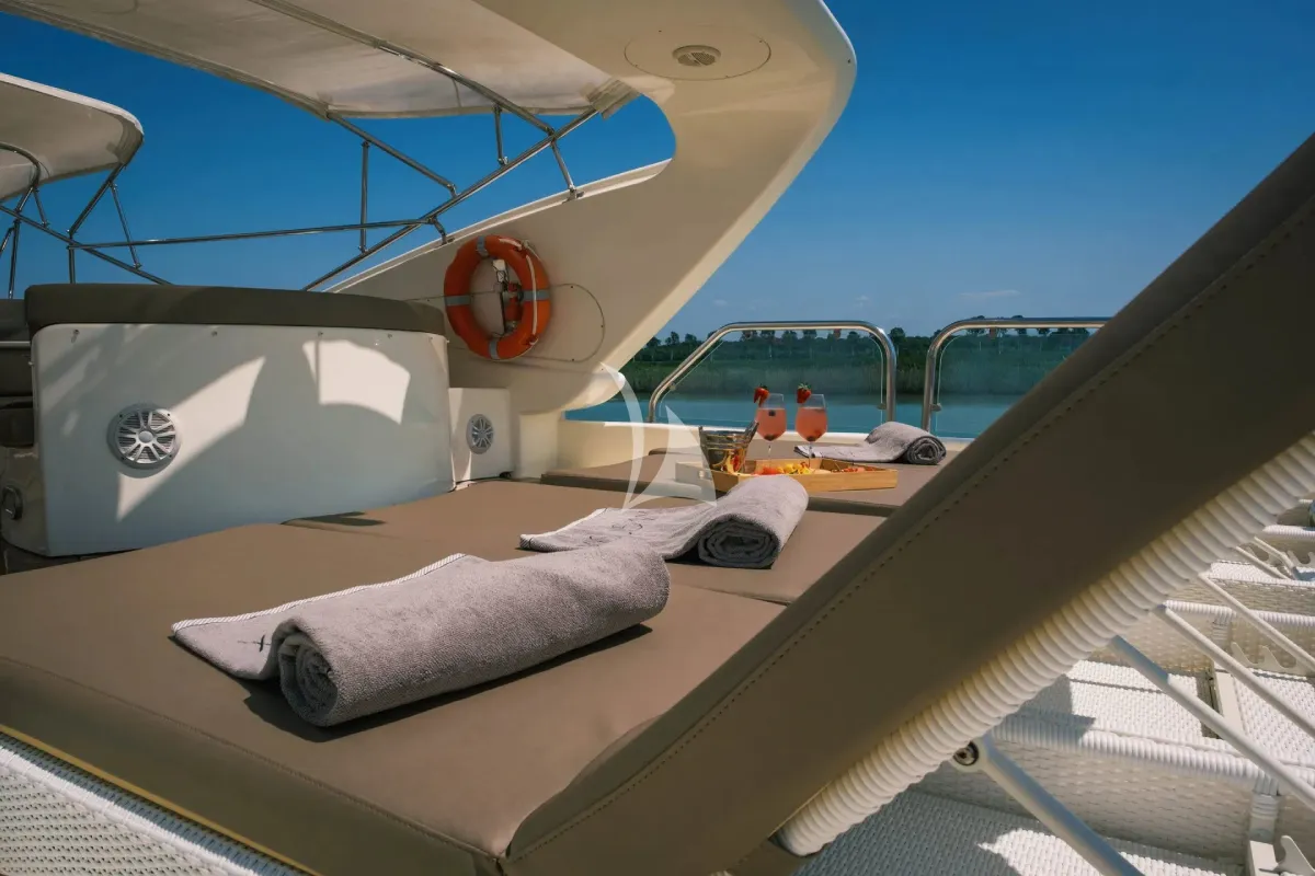 MAGIC SIX Charter Yacht