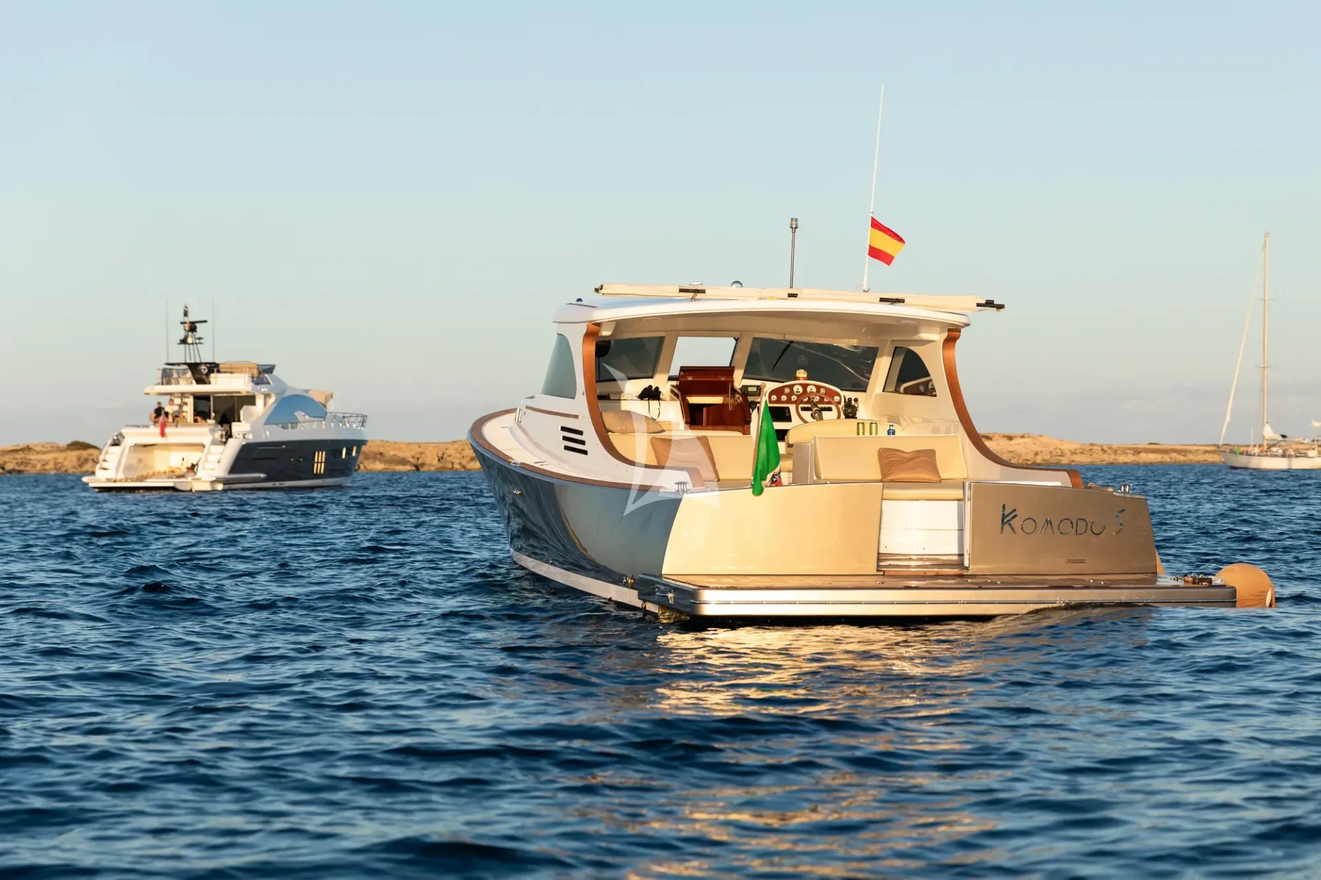 KOMODO Charter Yacht