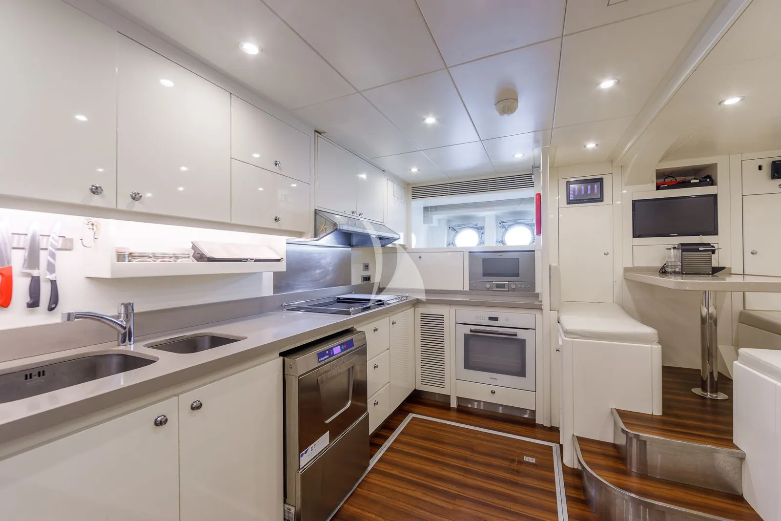 VAY Charter Yacht