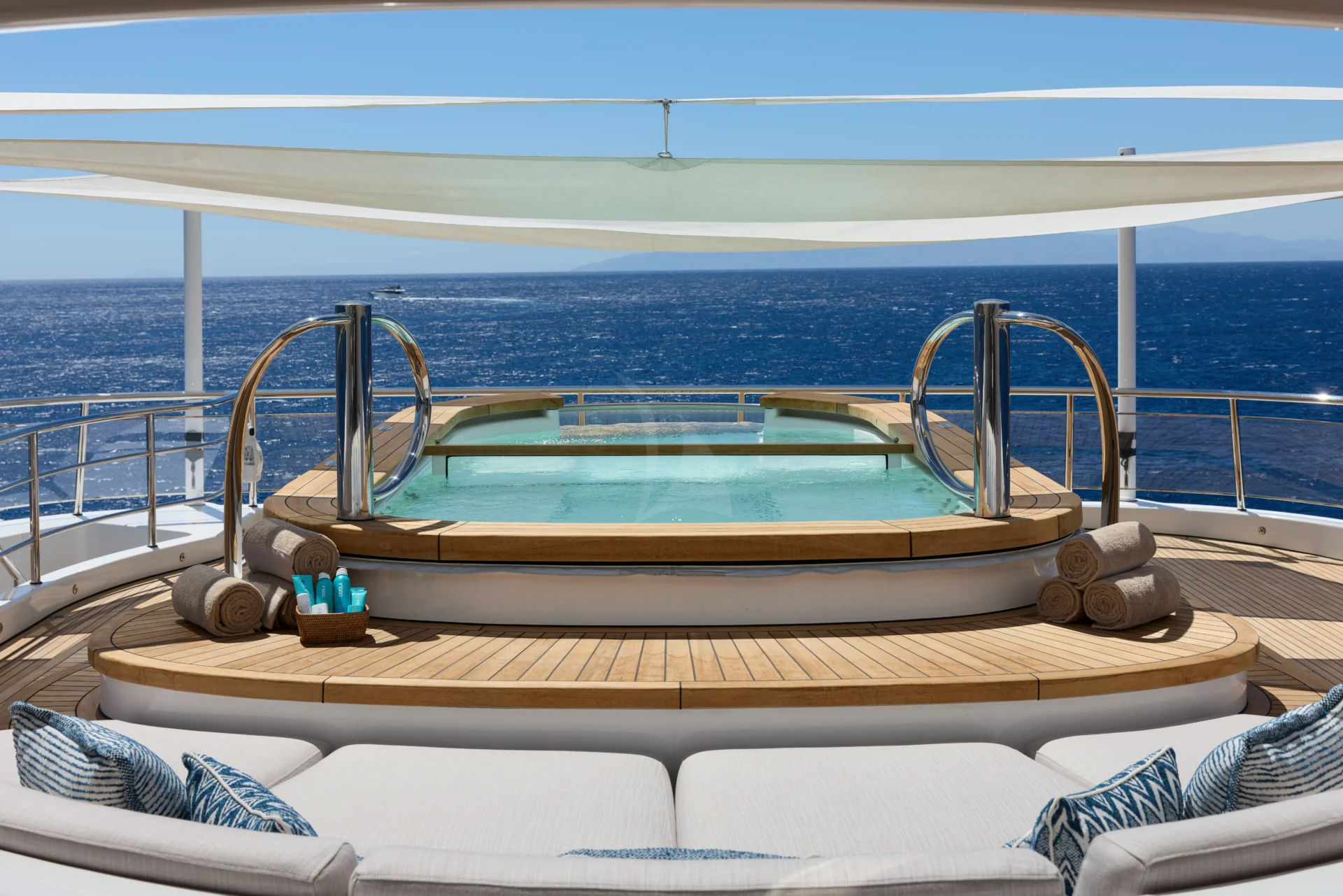 AMARYLLIS Charter Yacht