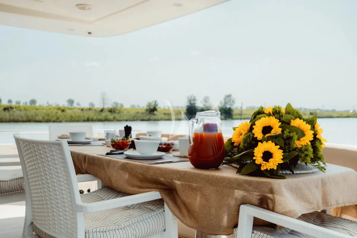 MAGIC SIX Charter Yacht