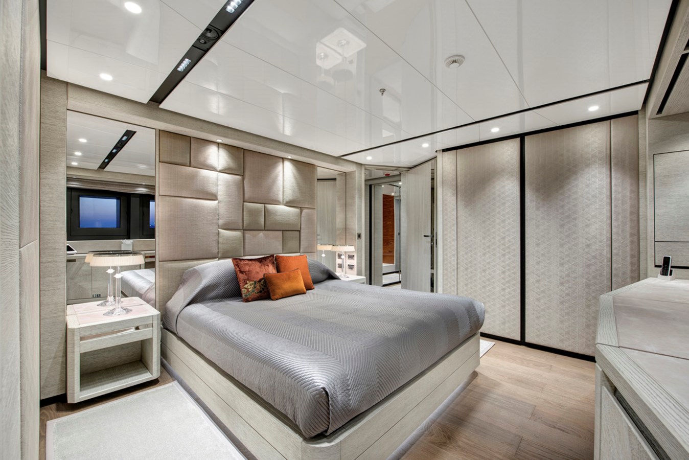 Wider Motor Yacht STERN For Sale