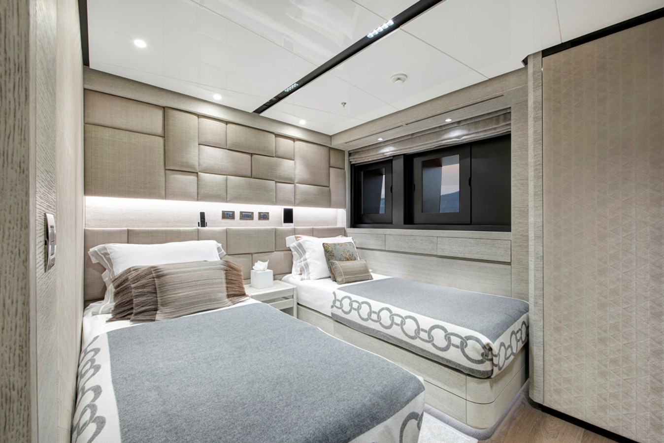 Wider Motor Yacht STERN For Sale