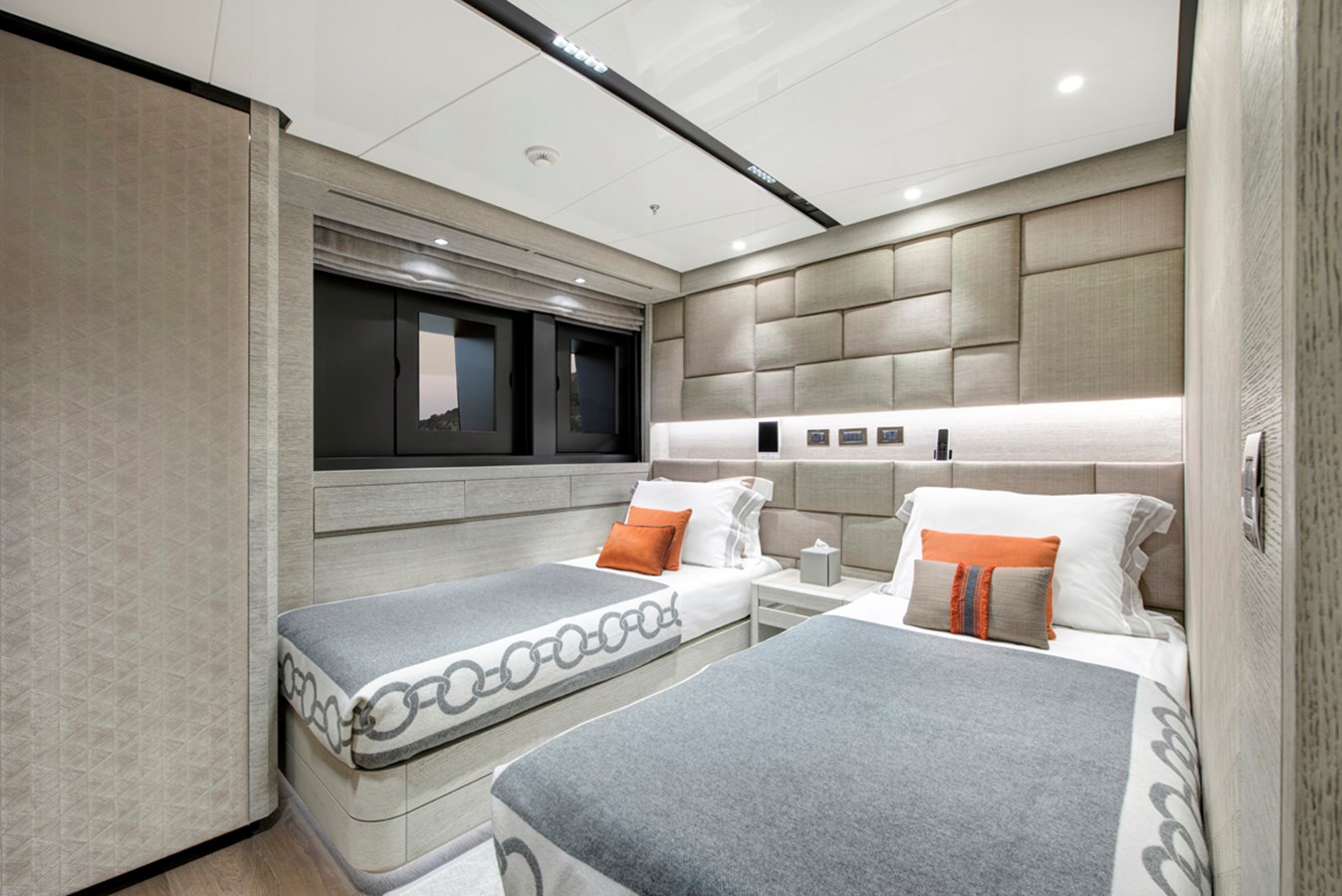 Wider Motor Yacht STERN For Sale