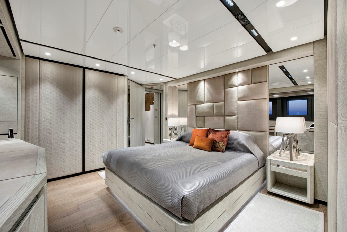 Wider Motor Yacht STERN For Sale
