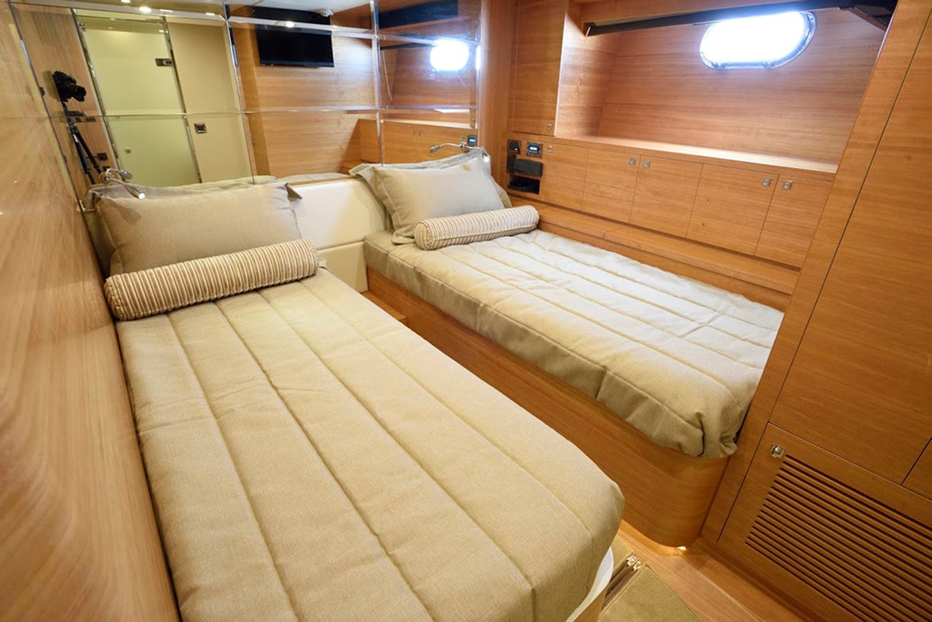 Johnson Motor Yacht JOHNSON 93 OPEN BRIDGE For Sale