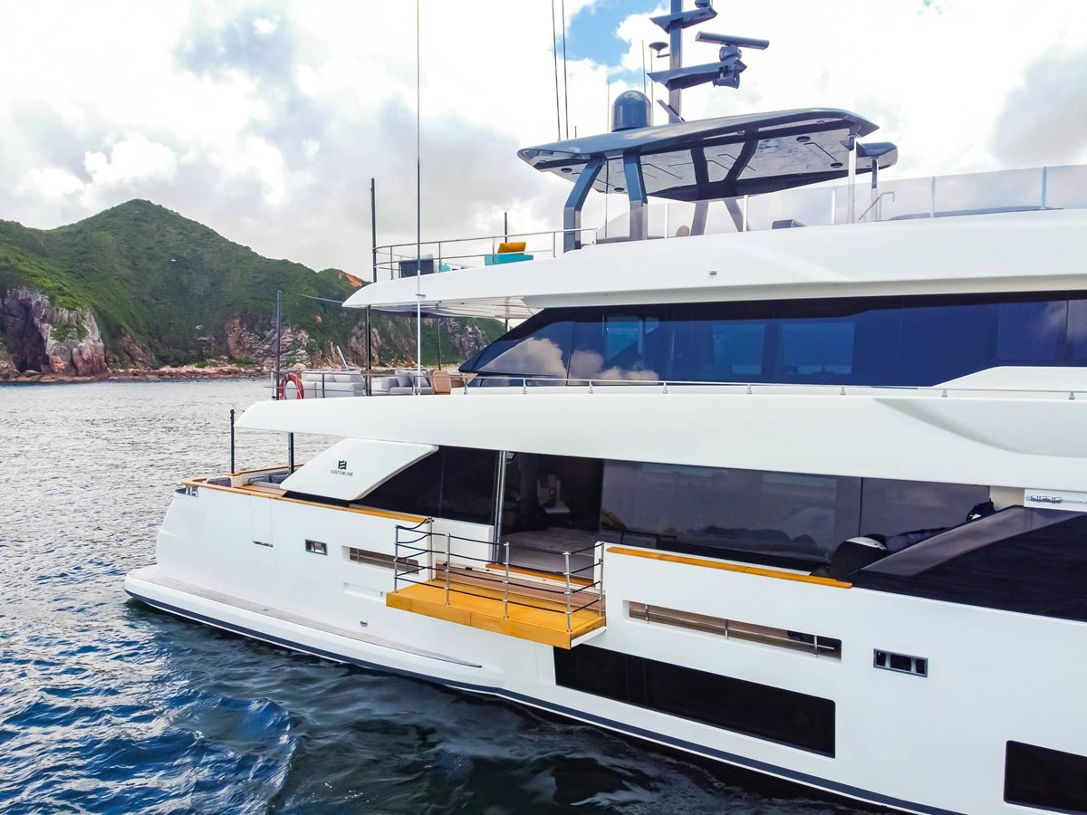 Ferretti Custom Line Cruising Yacht Custom Line Navetta 33 For Sale