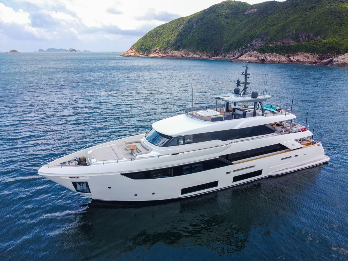 Ferretti Custom Line Cruising Yacht Custom Line Navetta 33 For Sale