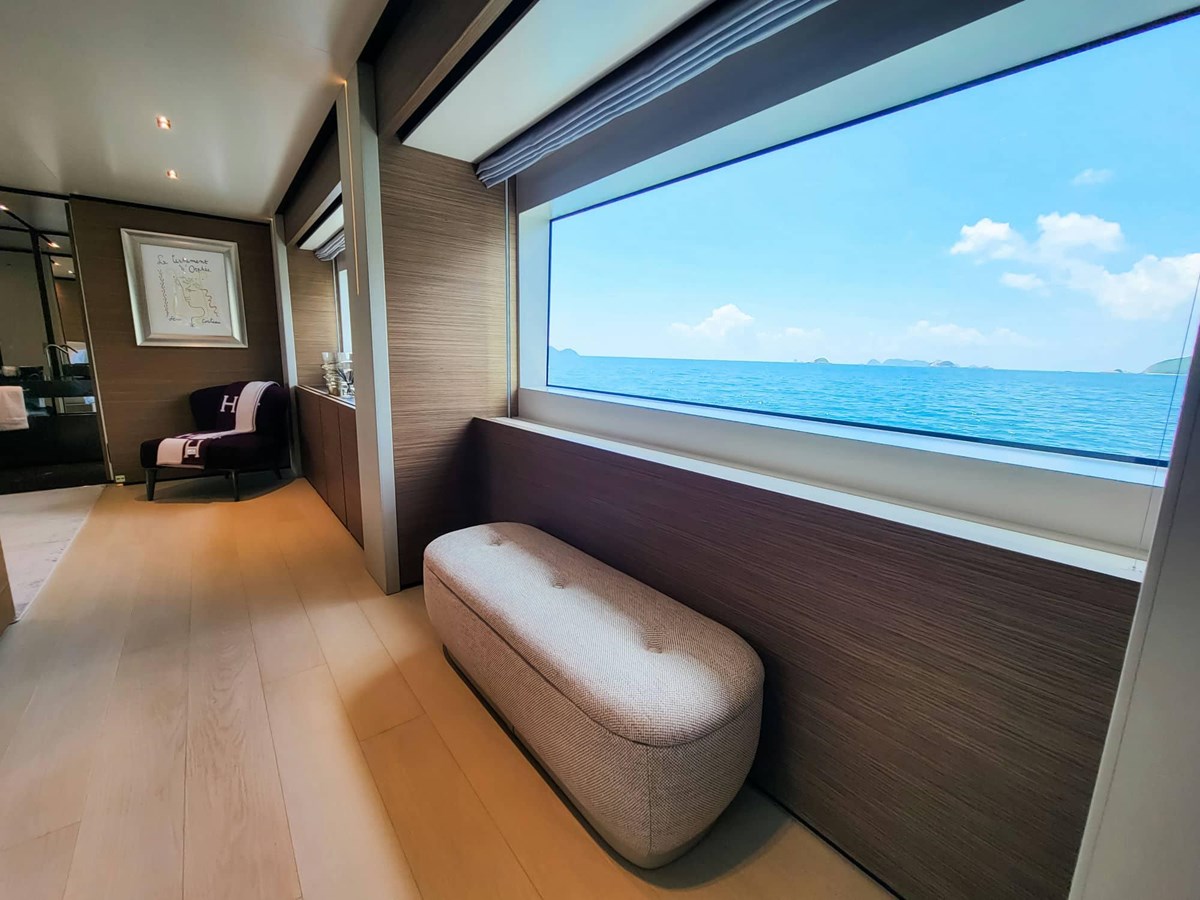 Ferretti Custom Line Cruising Yacht Custom Line Navetta 33 For Sale