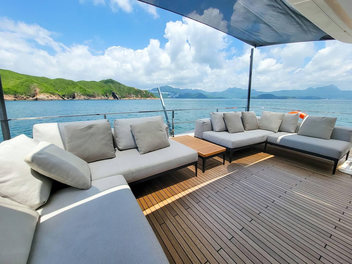 Ferretti Custom Line Cruising Yacht Custom Line Navetta 33 For Sale