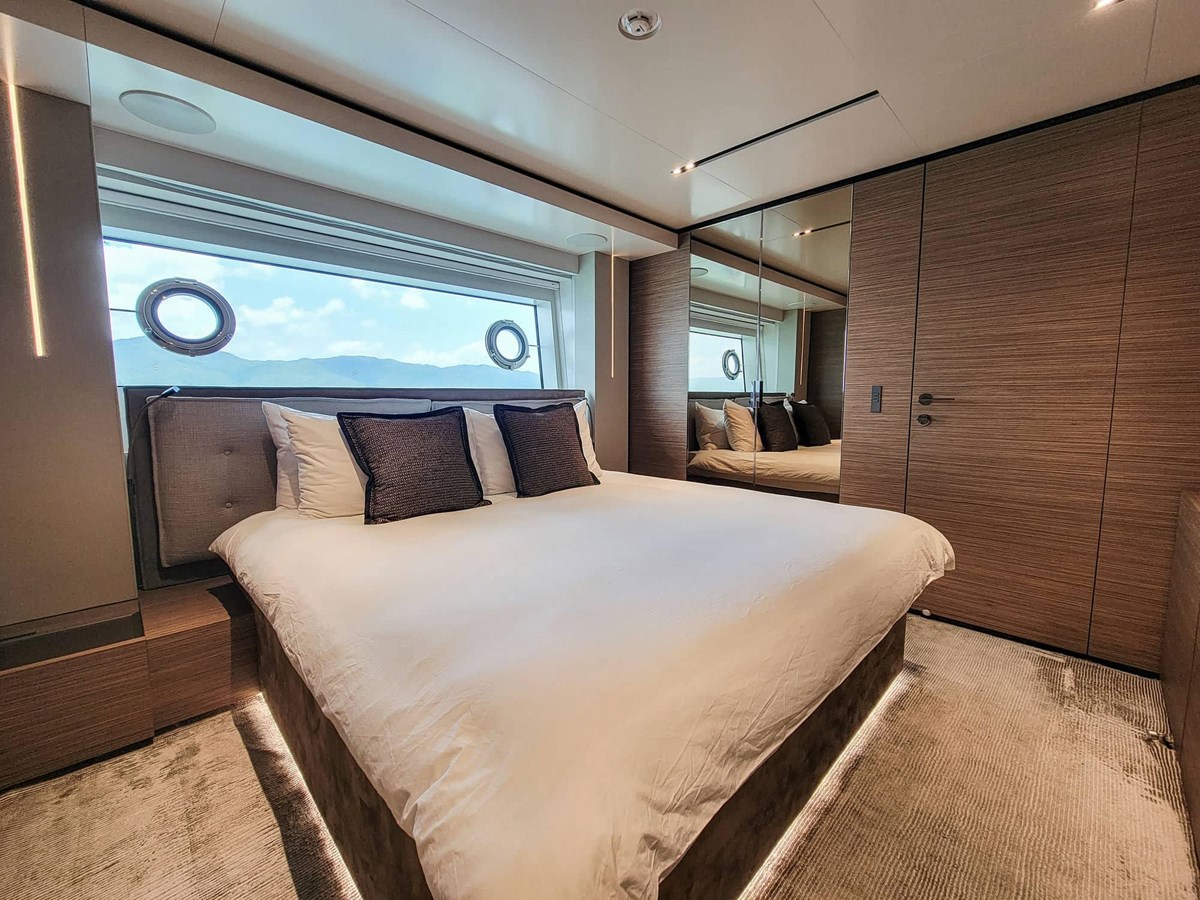Ferretti Custom Line Cruising Yacht Custom Line Navetta 33 For Sale
