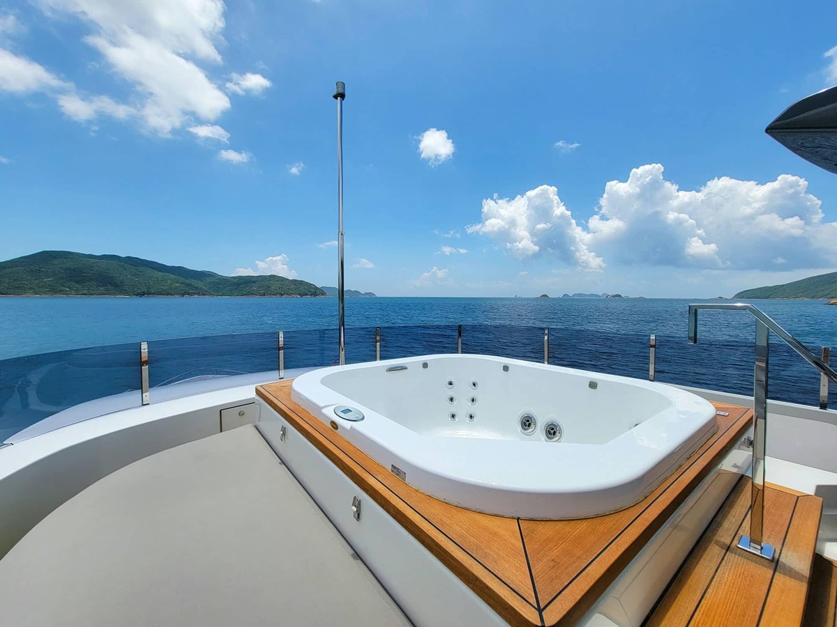 Ferretti Custom Line Cruising Yacht Custom Line Navetta 33 For Sale